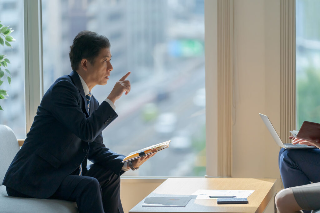 会社が倒産しそうな場合の転職対策と対応策について 面接を受けている男性