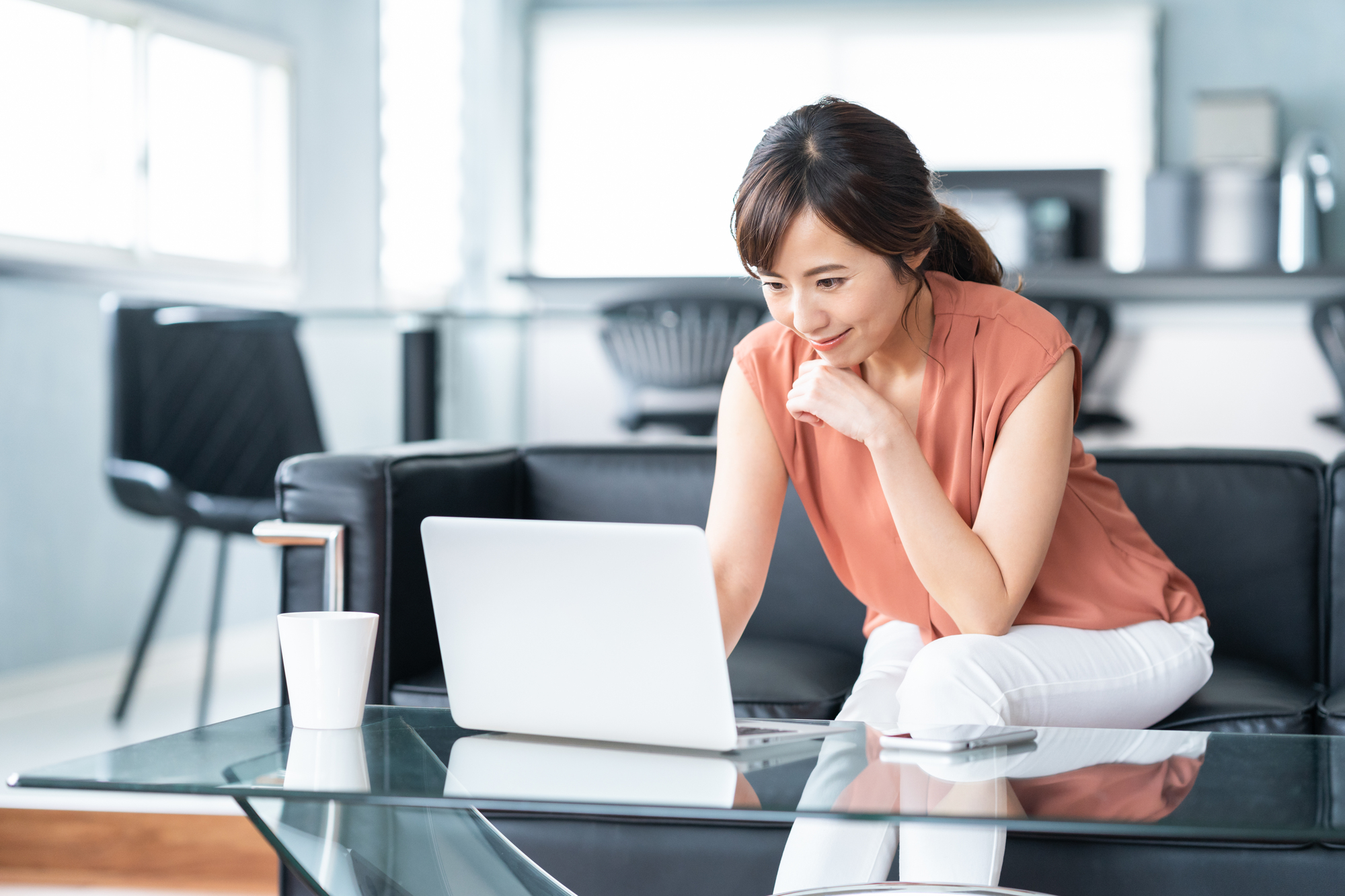 会社都合退職での失業保険の受給について調べる女性