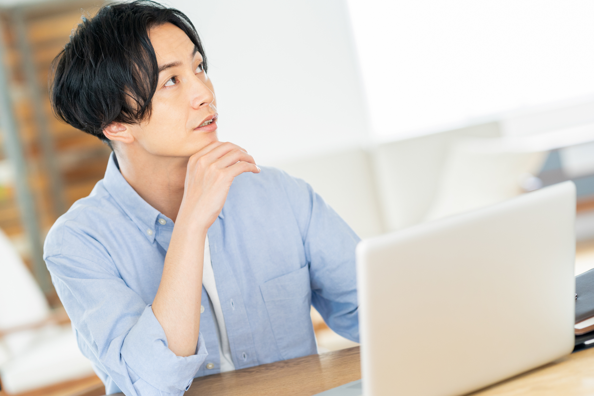 職業訓練給付金でもらえる金額を知る男性