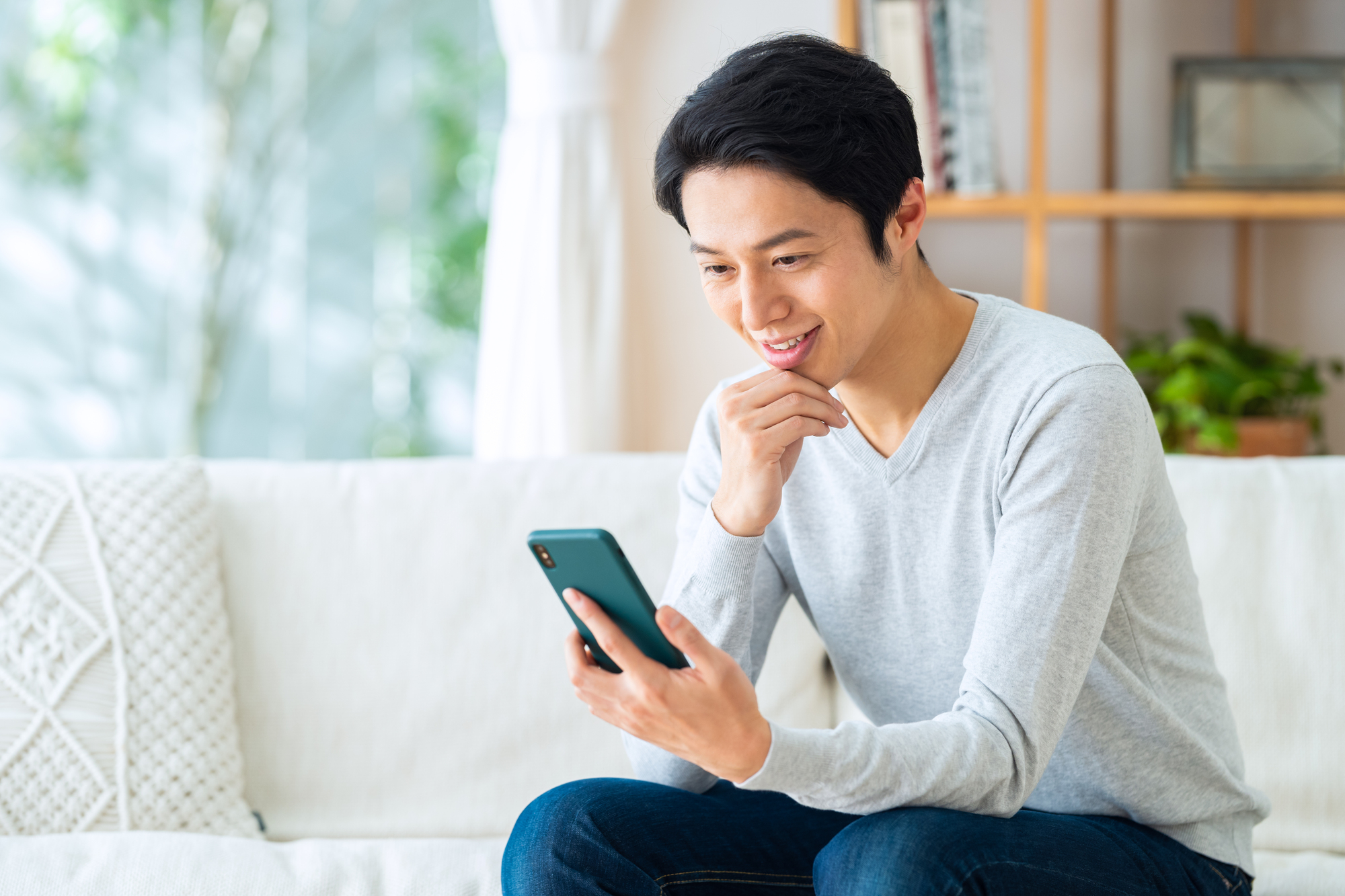 傷病手当金の受給金額を確認している男性