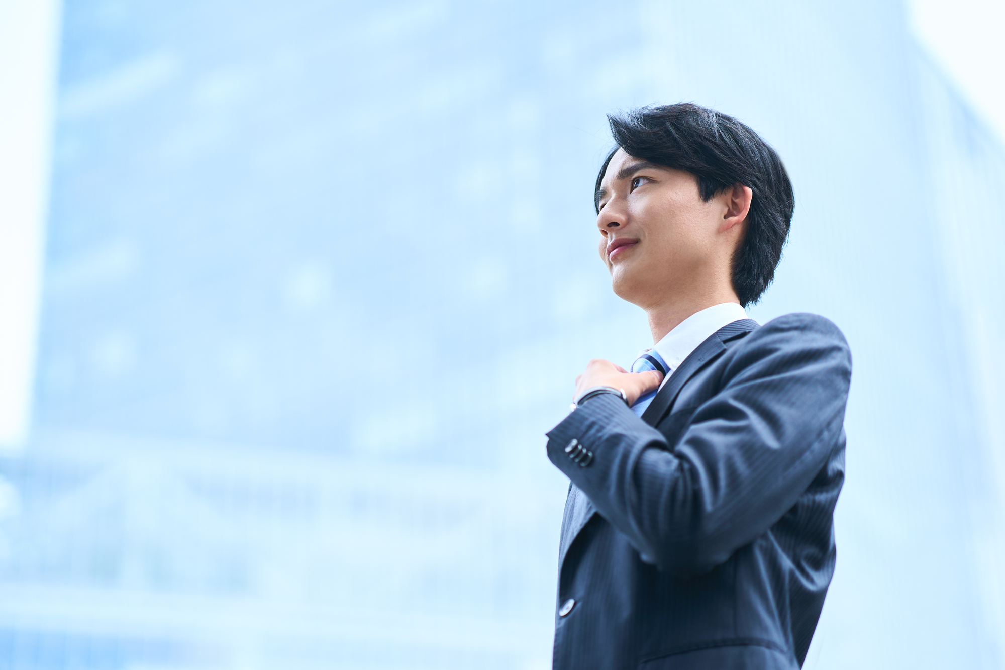 就職促進給付金の受給に向けて、決意を固める男性