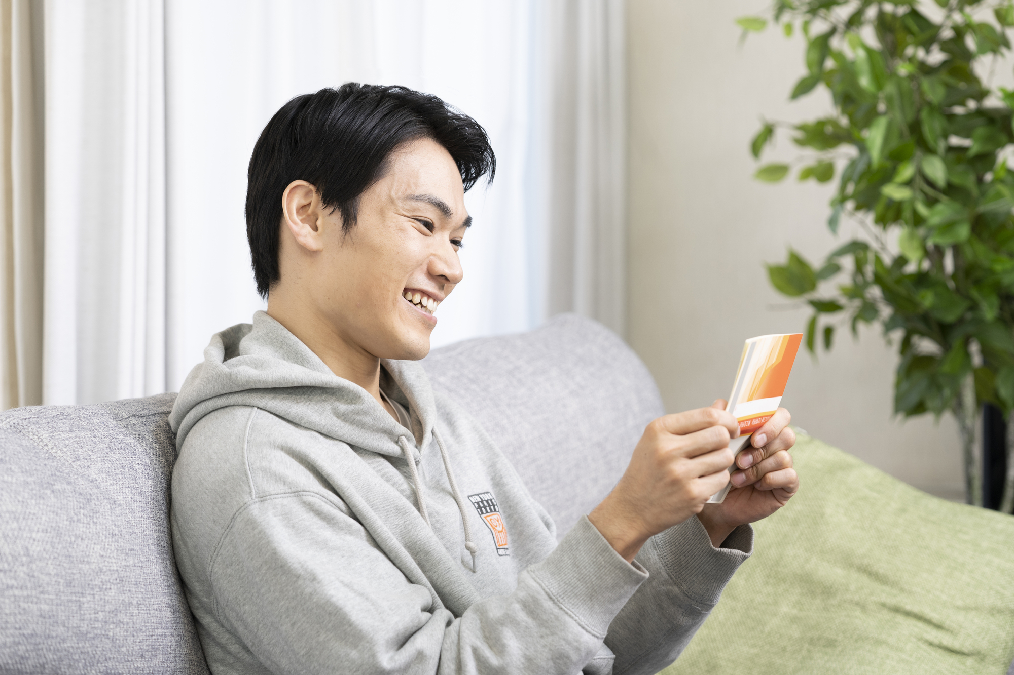 職業訓練給付金がもらえるタイミングで口座を確認する男性