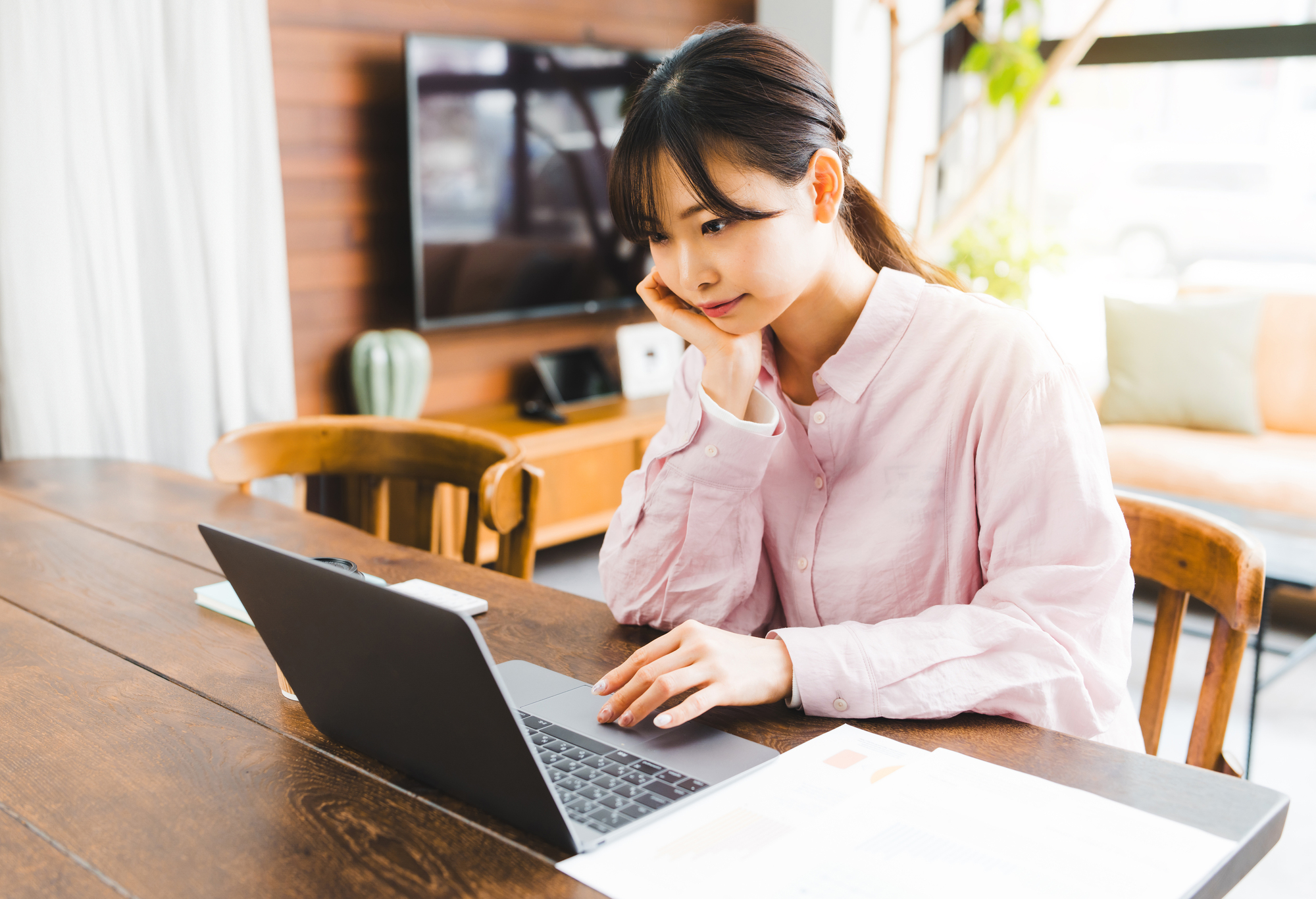 ハローワークの給付金制度について調べる女性