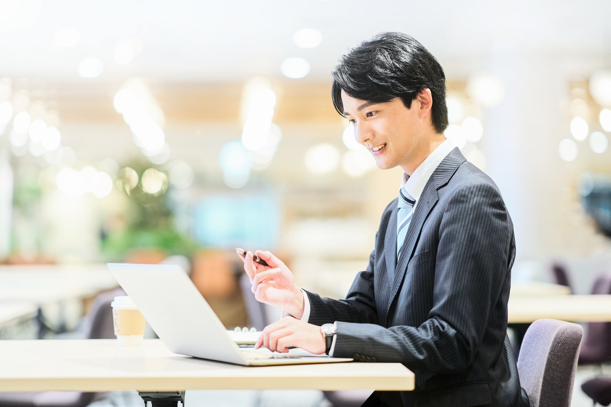 傷病手当金についてパソコンで調べる男性