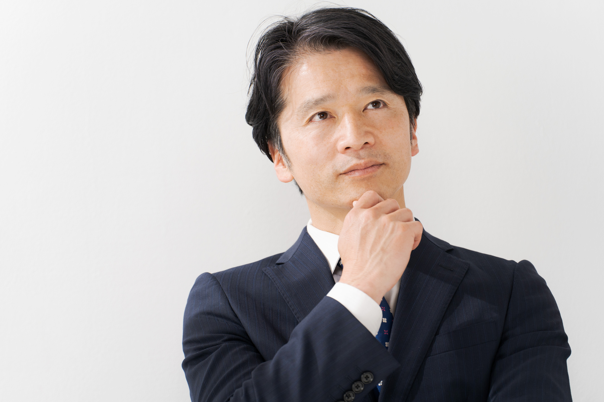 社会保険給付金とは？考える男性