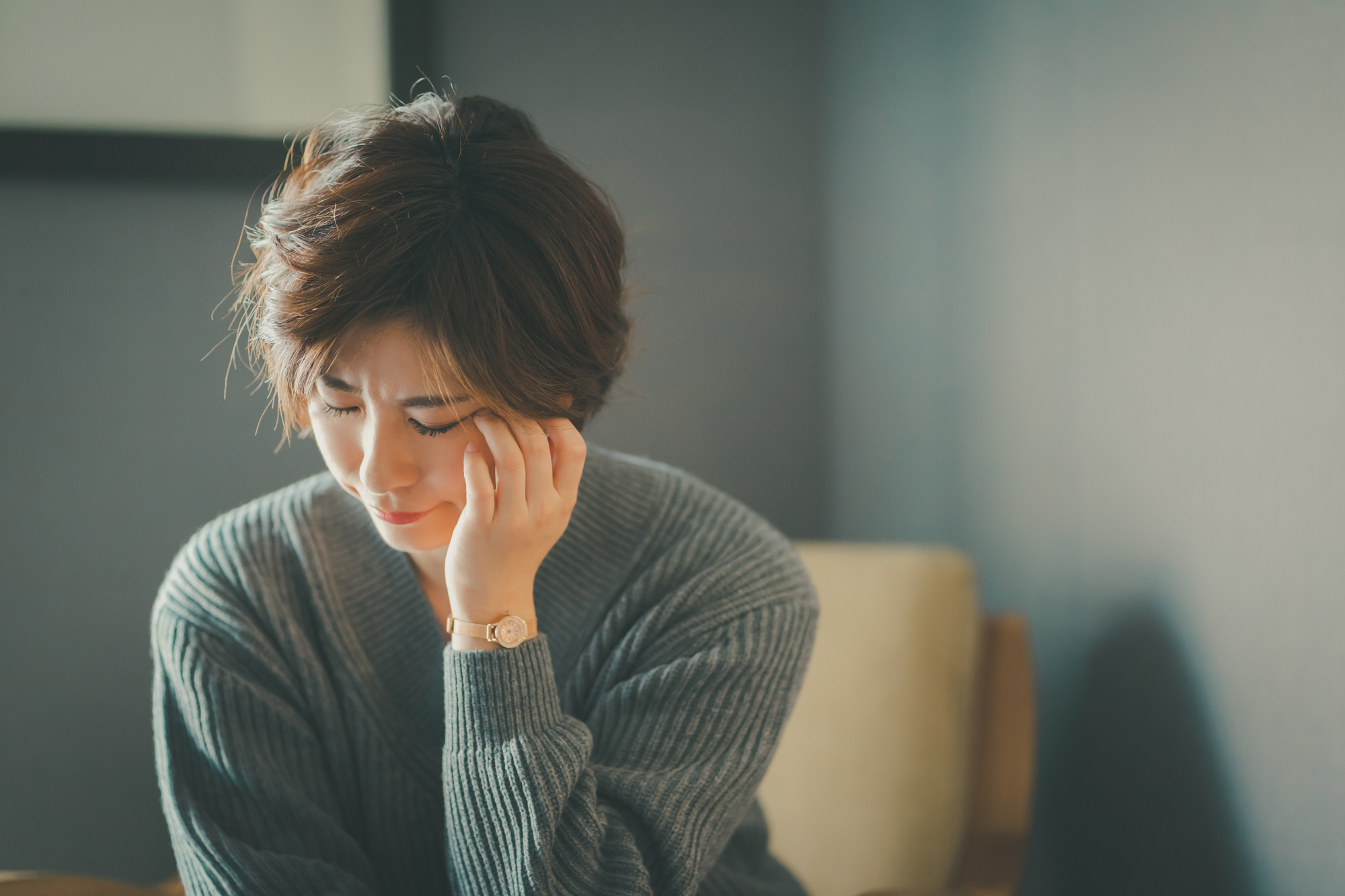 傷病手当金の申請について悩む女性