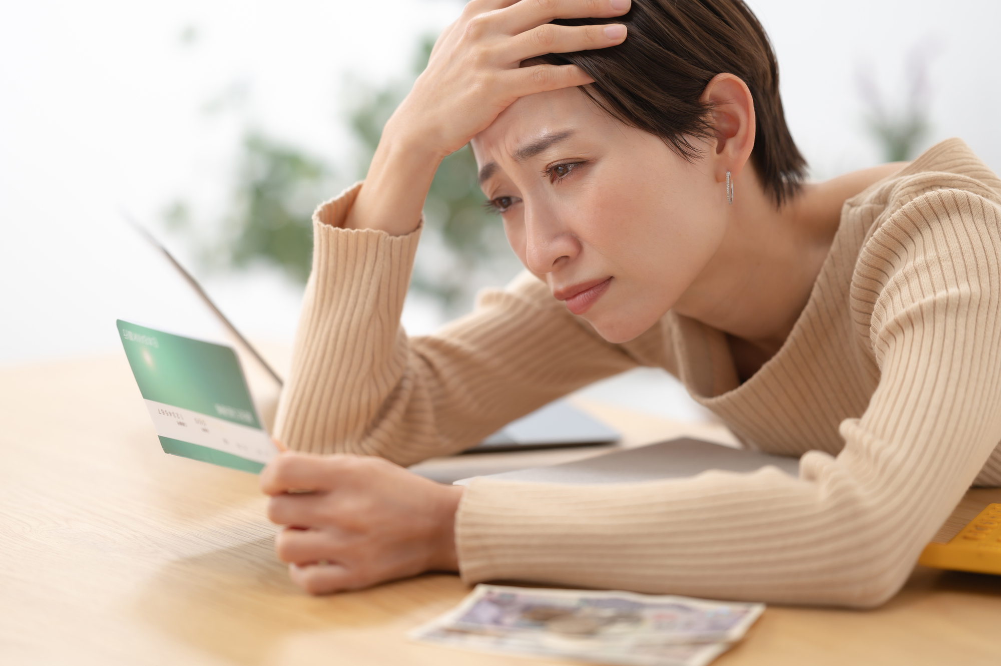 傷病手当金をもらいながら働く方法はある?口座を見て嘆く女性