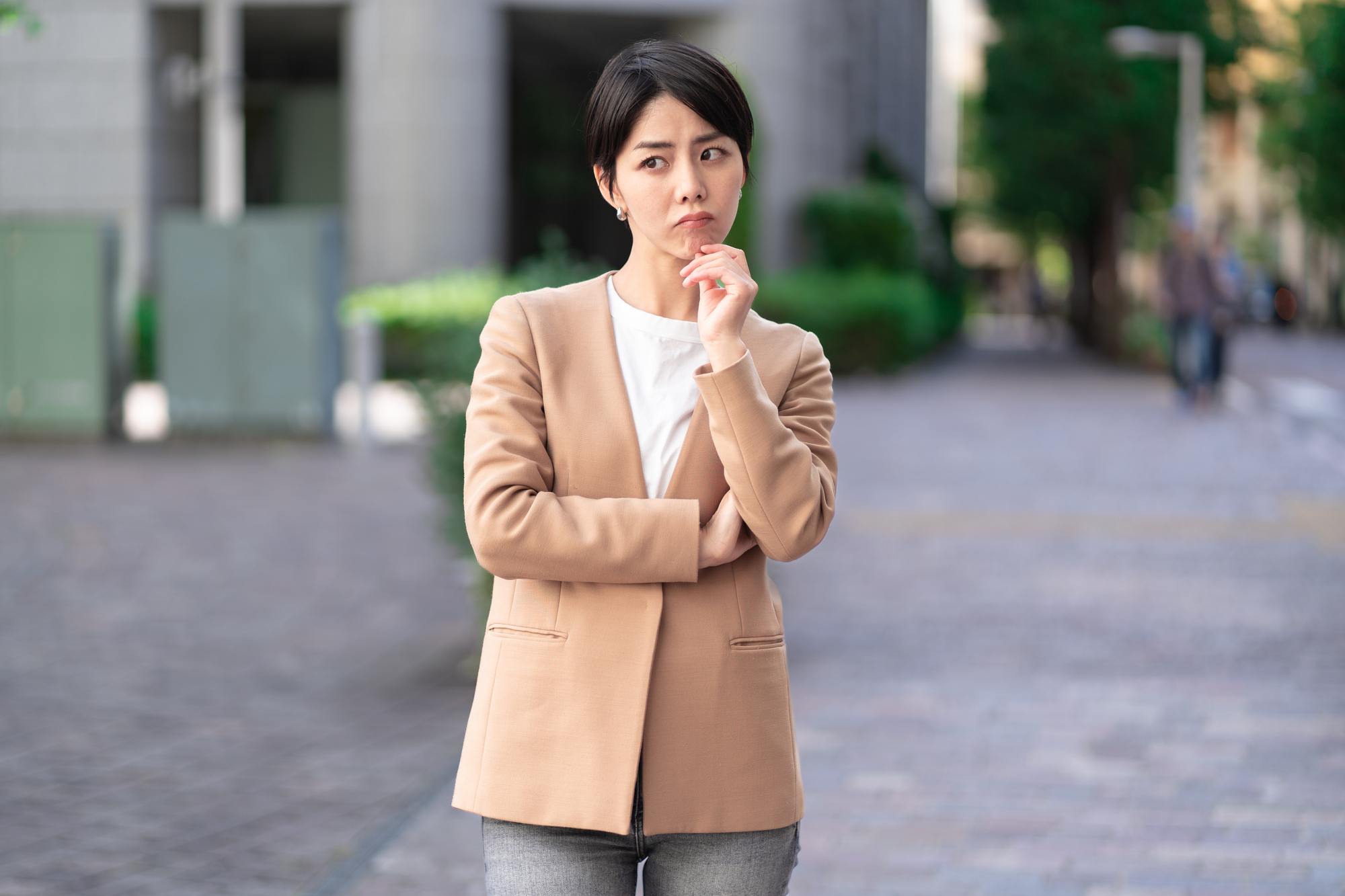 傷病手当を受ける条件について考える女性