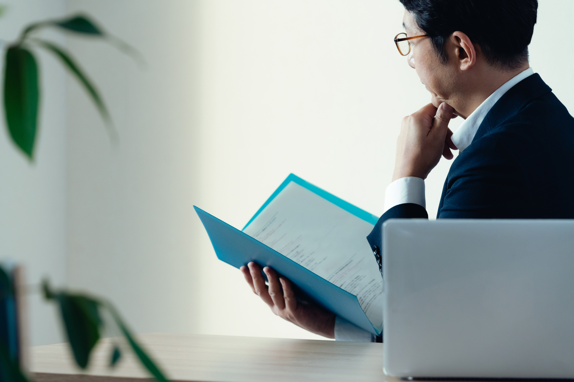 傷病手当金を受給するための手続きや必要書類を確認する男性