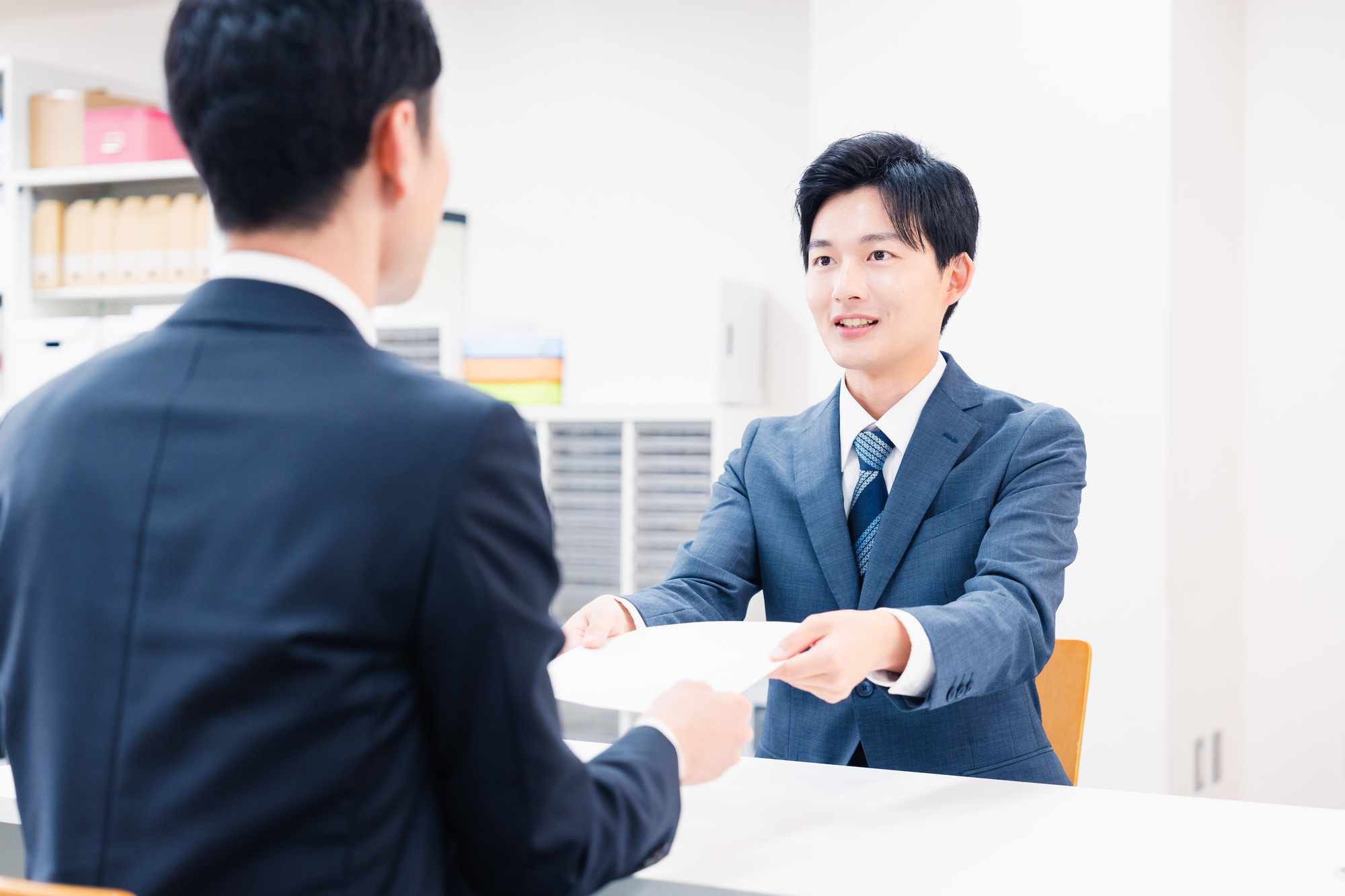 失業保険の延長を解除し受給の手続きをする男性