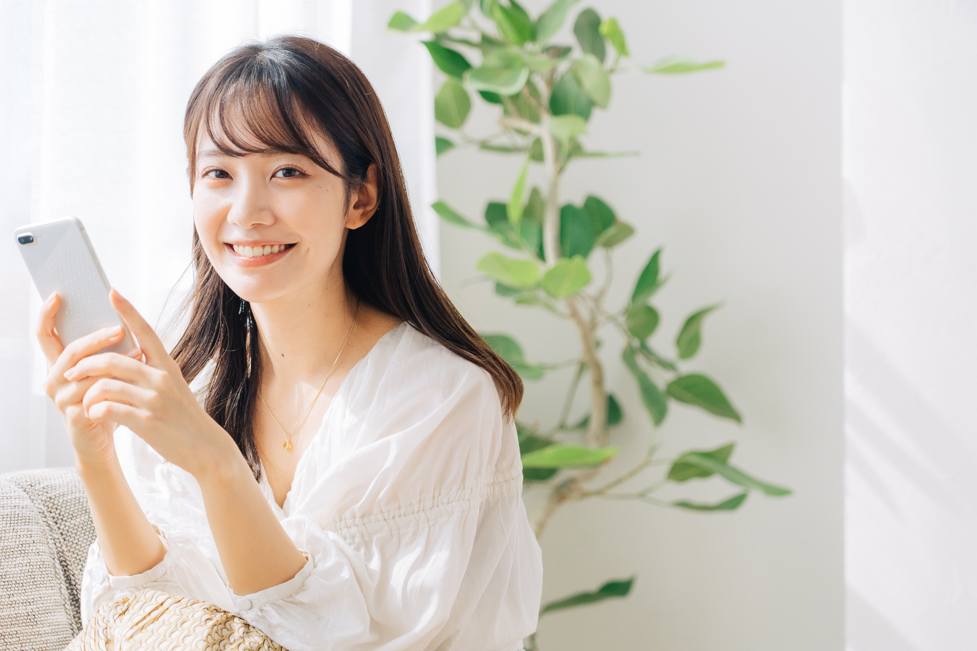 雇用保険による基本手当を確認する女性