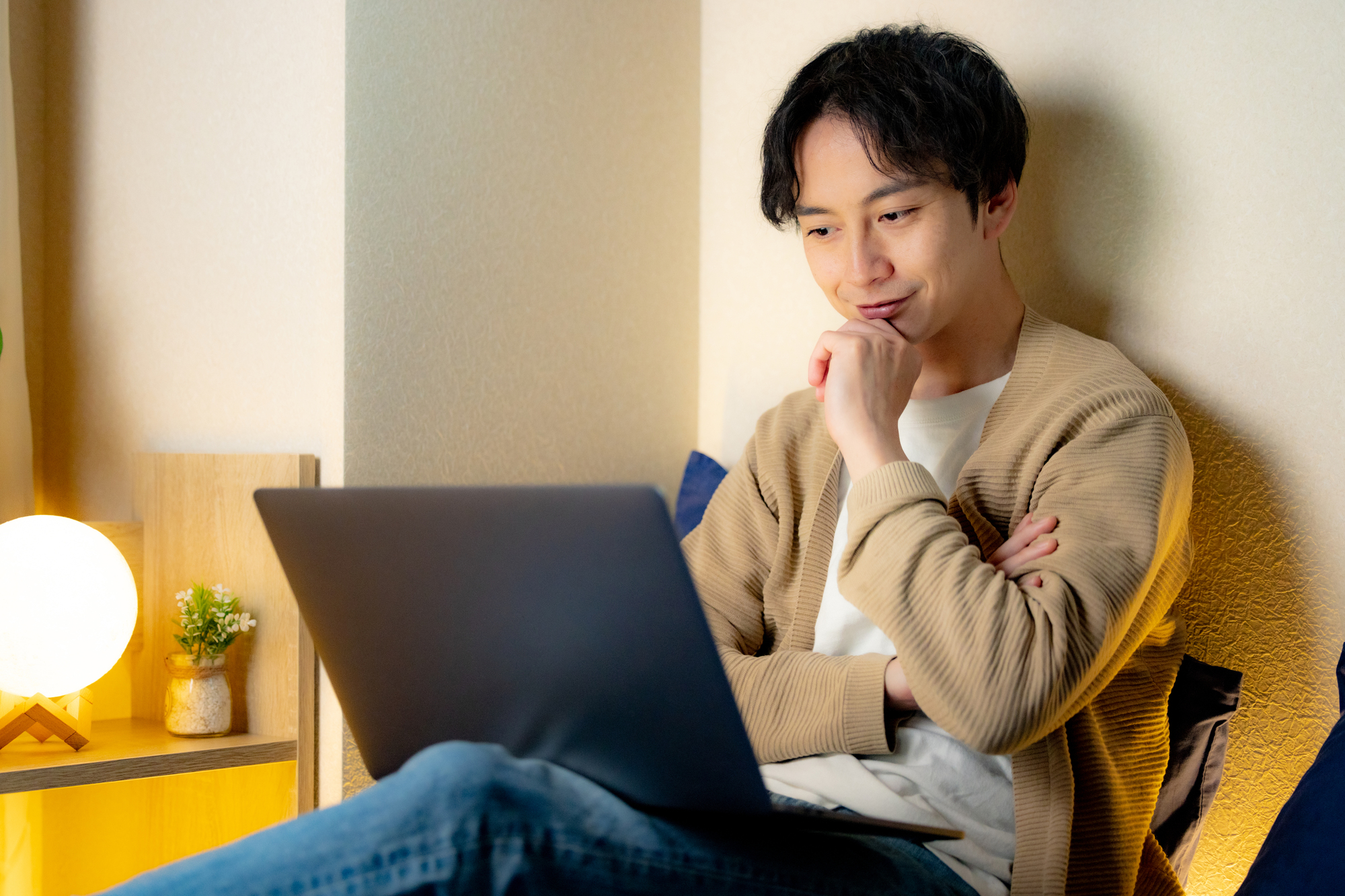 失業手当の受給条件について調べる男性