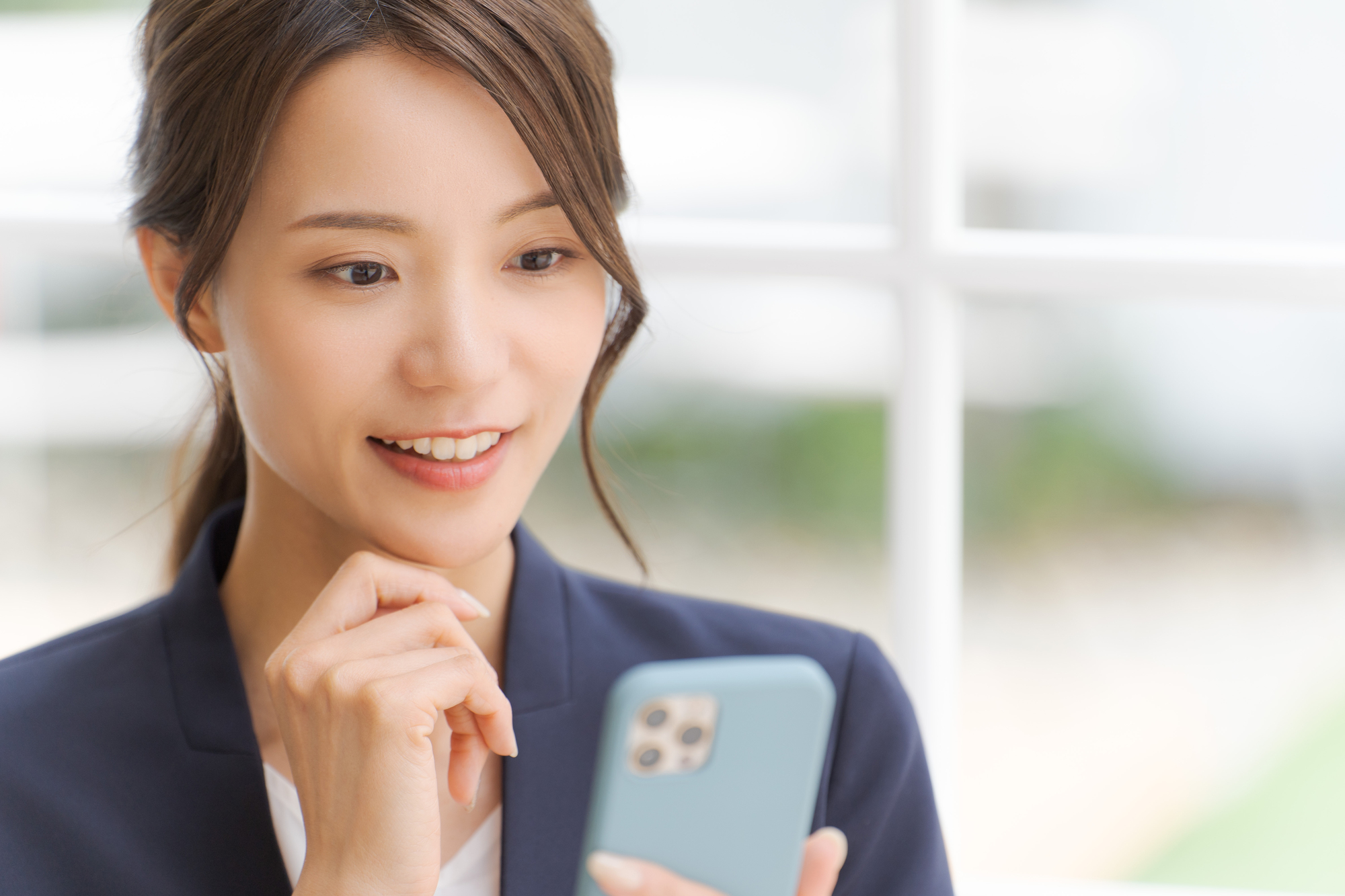 就業手当金について確認する女性