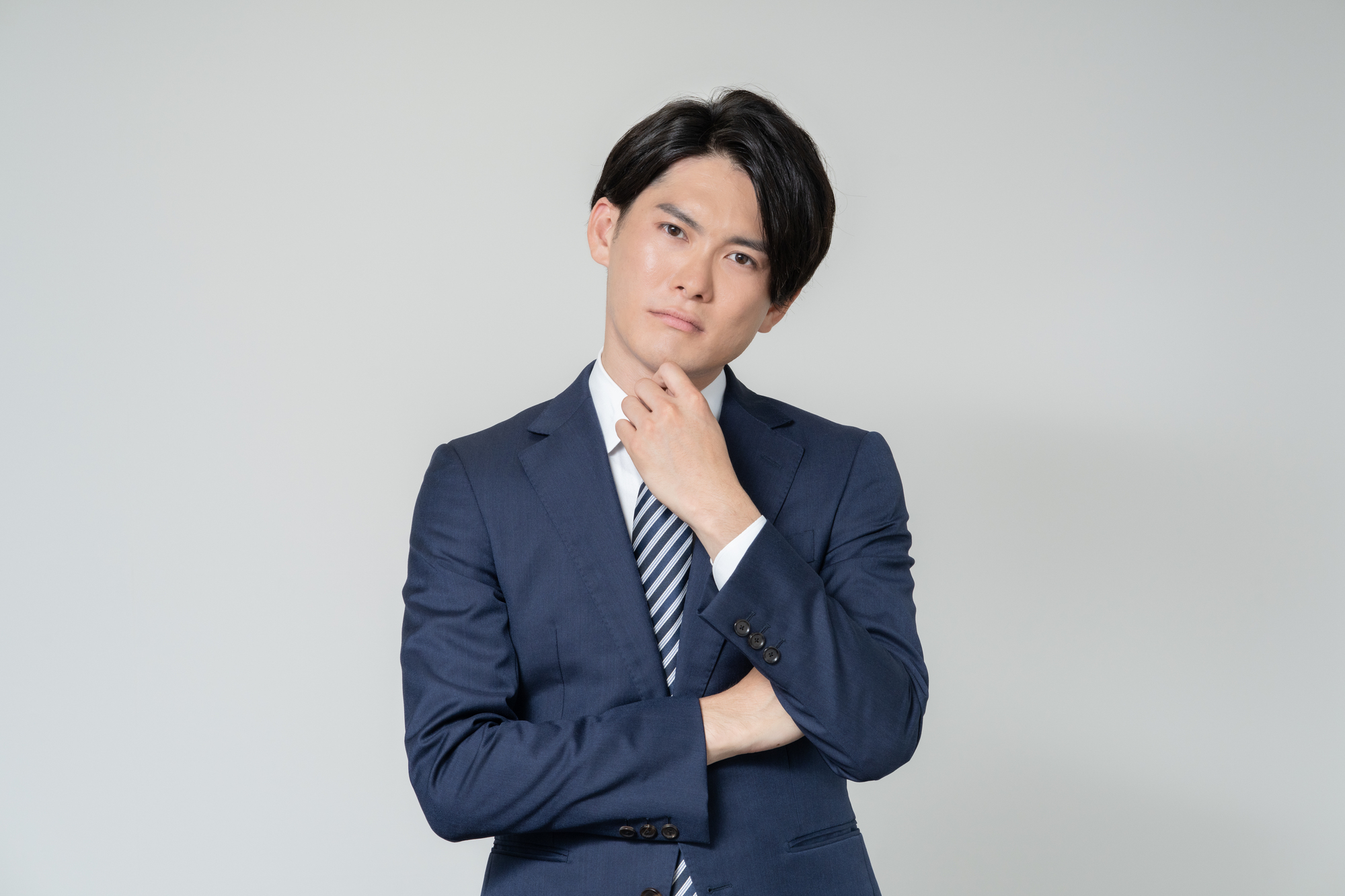 失業保険の待機期間とは?考える男性