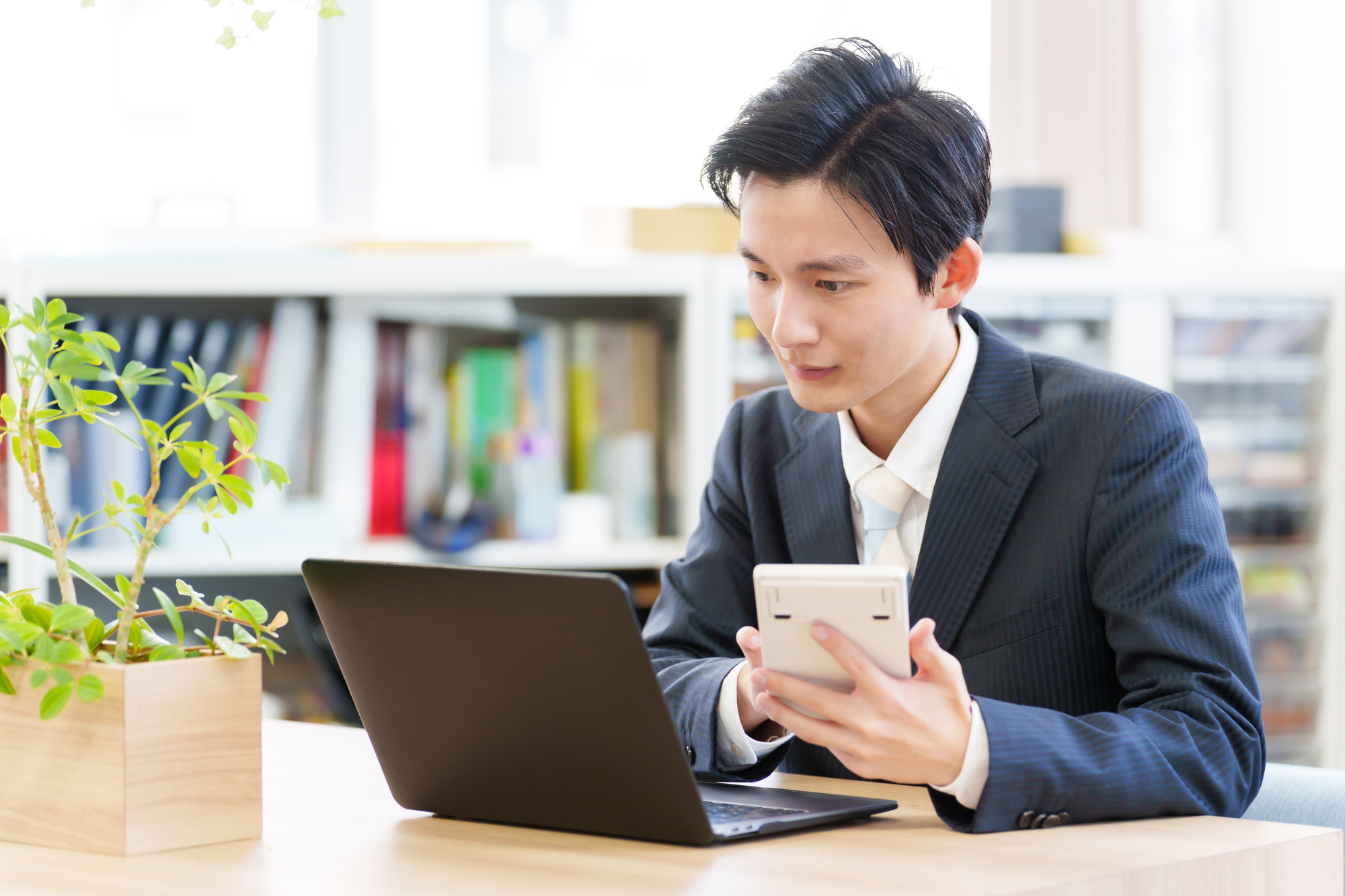 再就職手当の支給金額を確認する男性