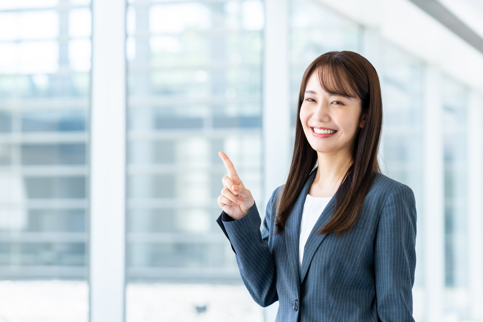 主な社会保険給付金の一覧について説明する女性