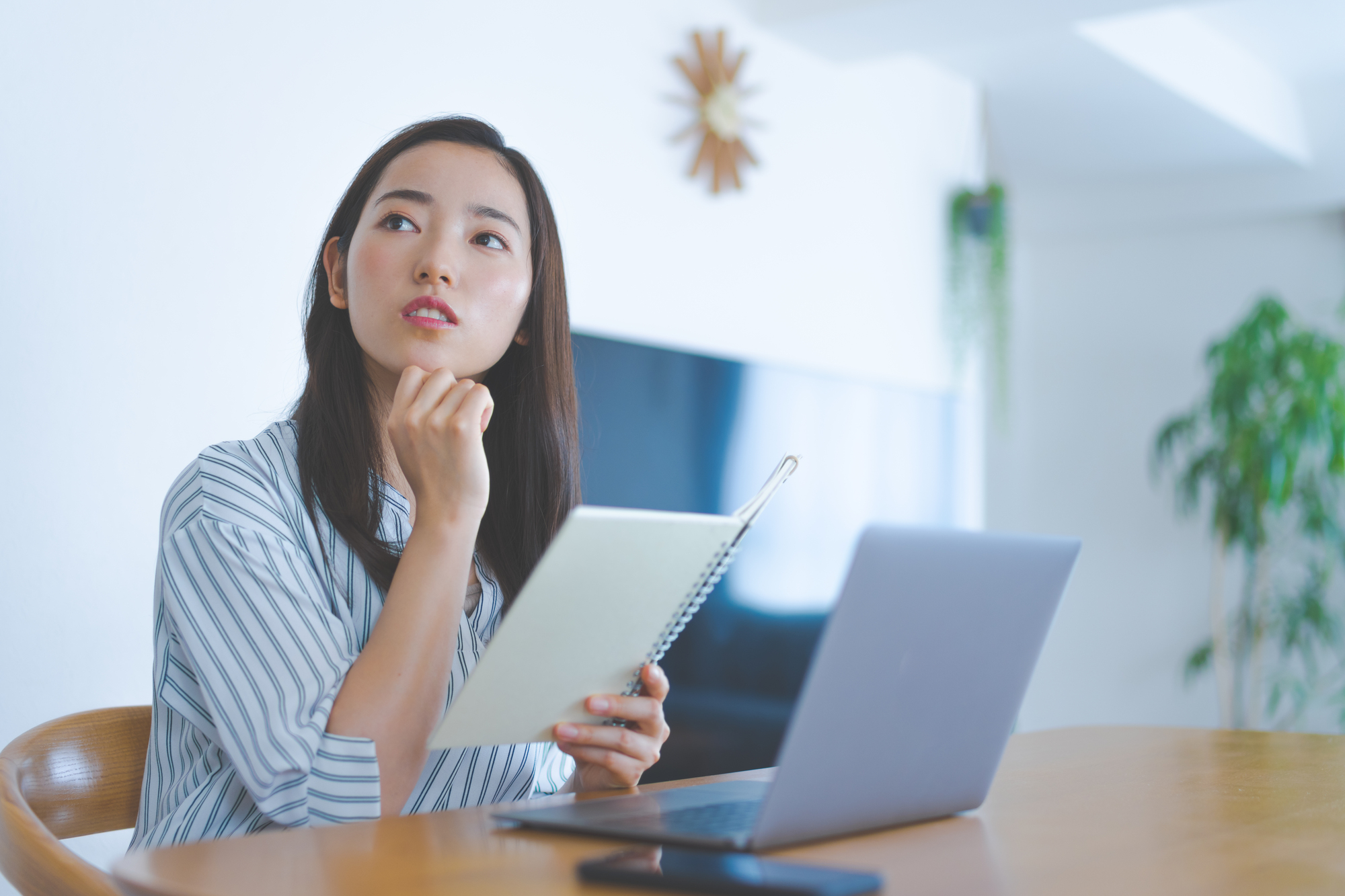 失業手当(失業保険)について調べる女性