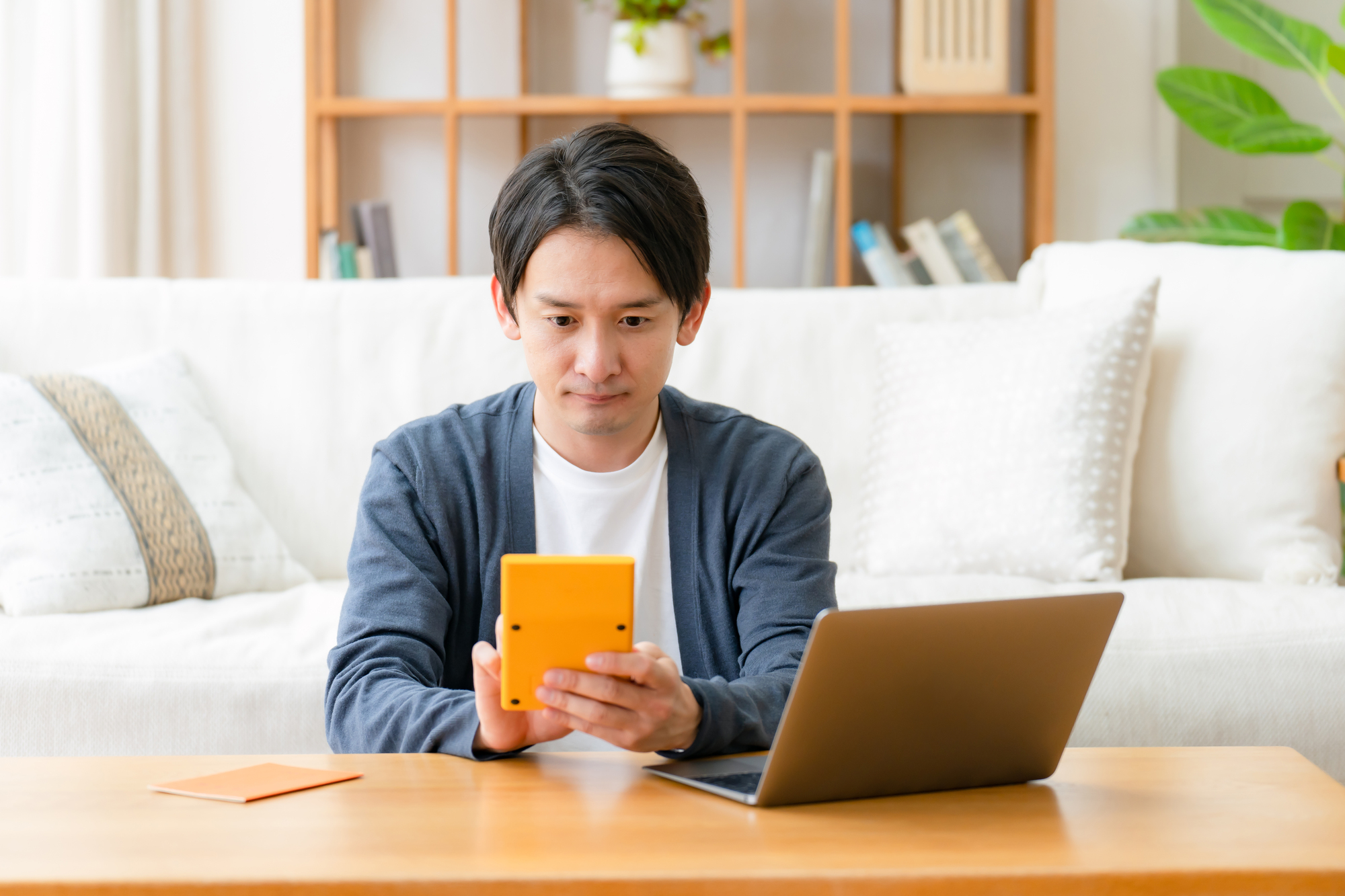 傷病手当の支給金額を確認する男性