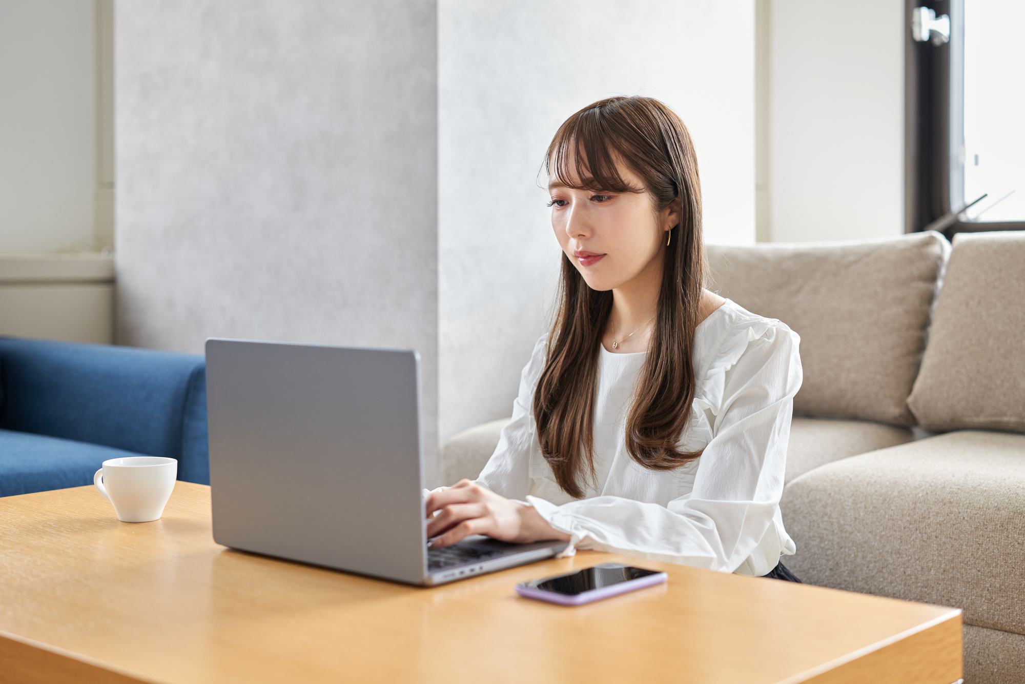 傷病手当支給申請書を入手する女性
