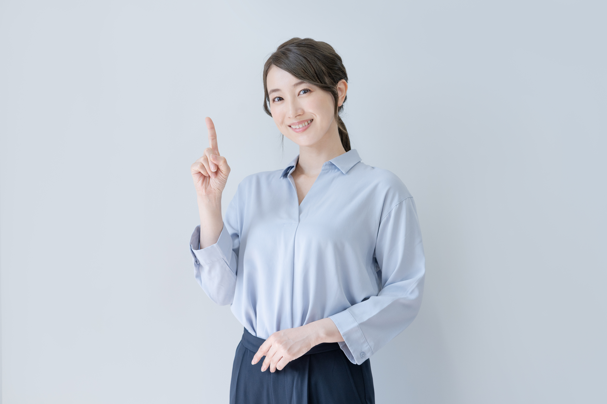 失業給付金の確定申告について教える女性