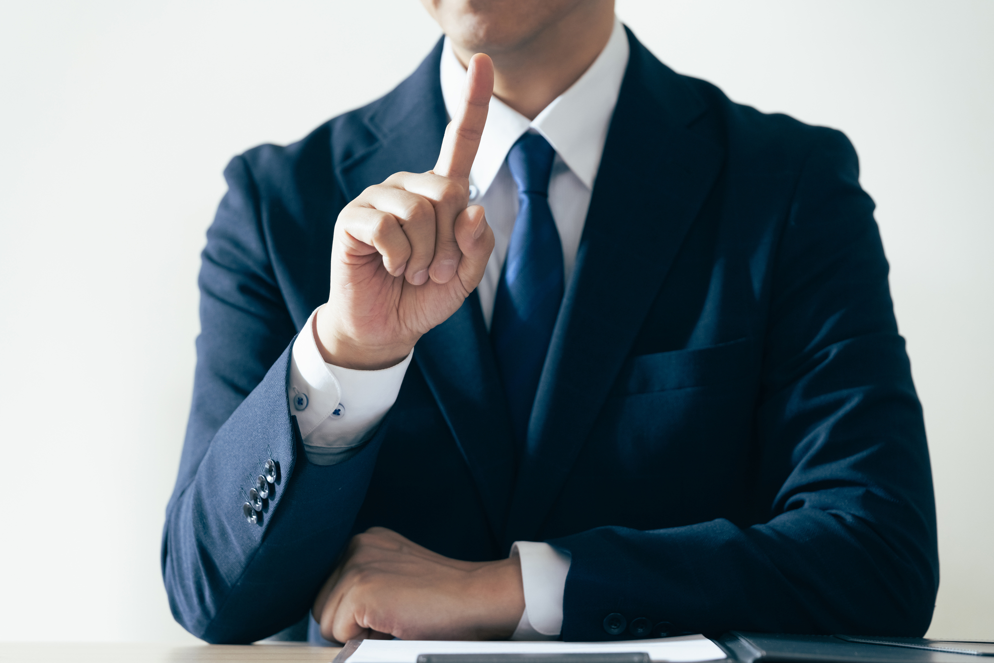 失業保険を受給しながら扶養に入る際の注意点を教える男性