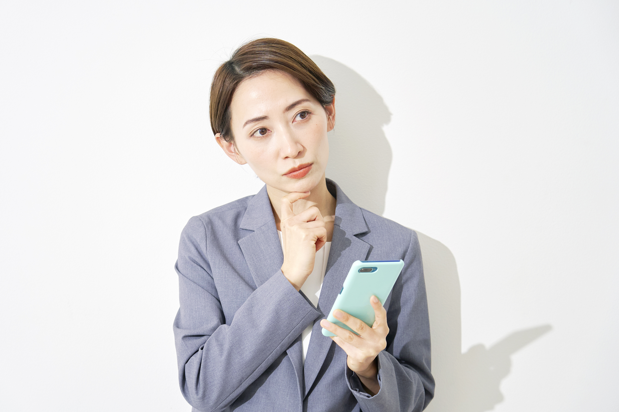 雇用保険（失業保険）を使わなかった場合のメリットを考える女性