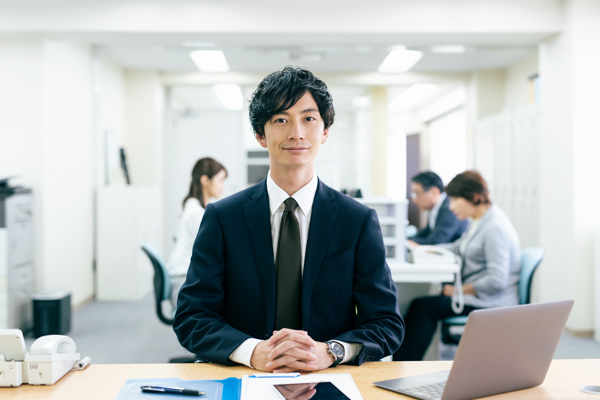 ハローワークの職業相談の窓口の男性