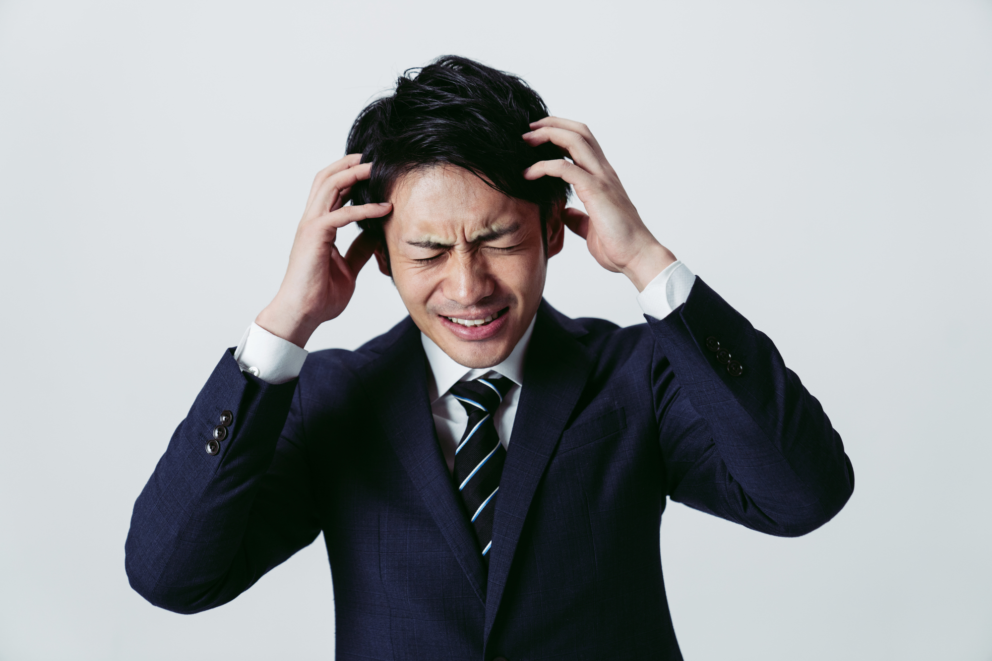 求職活動実績としてみとめられず嘆く男性