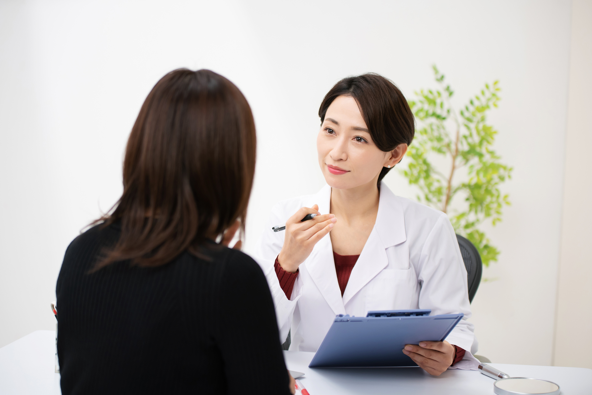 診断書をもらう女性