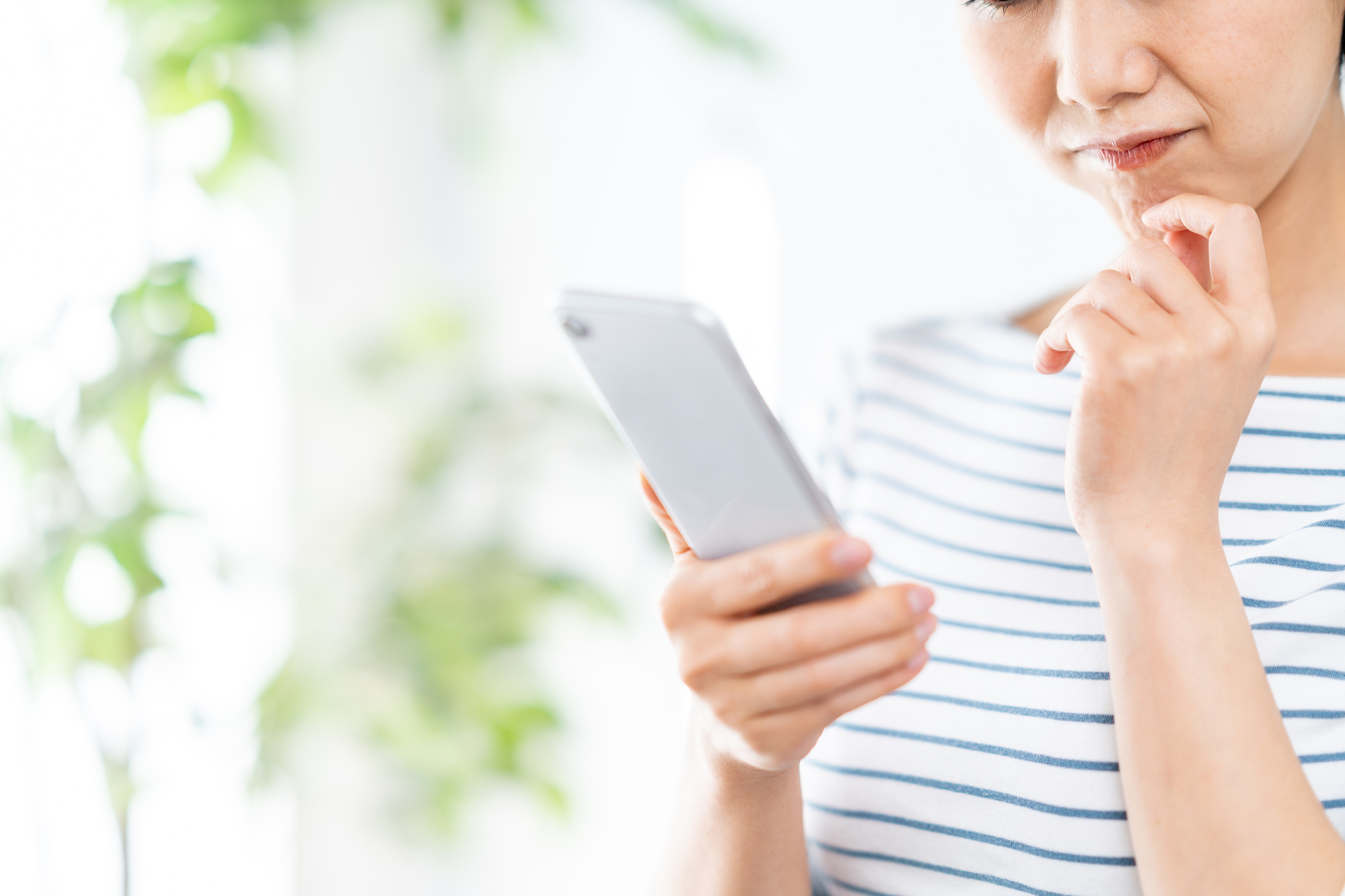 失業保険を一度もらうとどうなるのか調べる女性