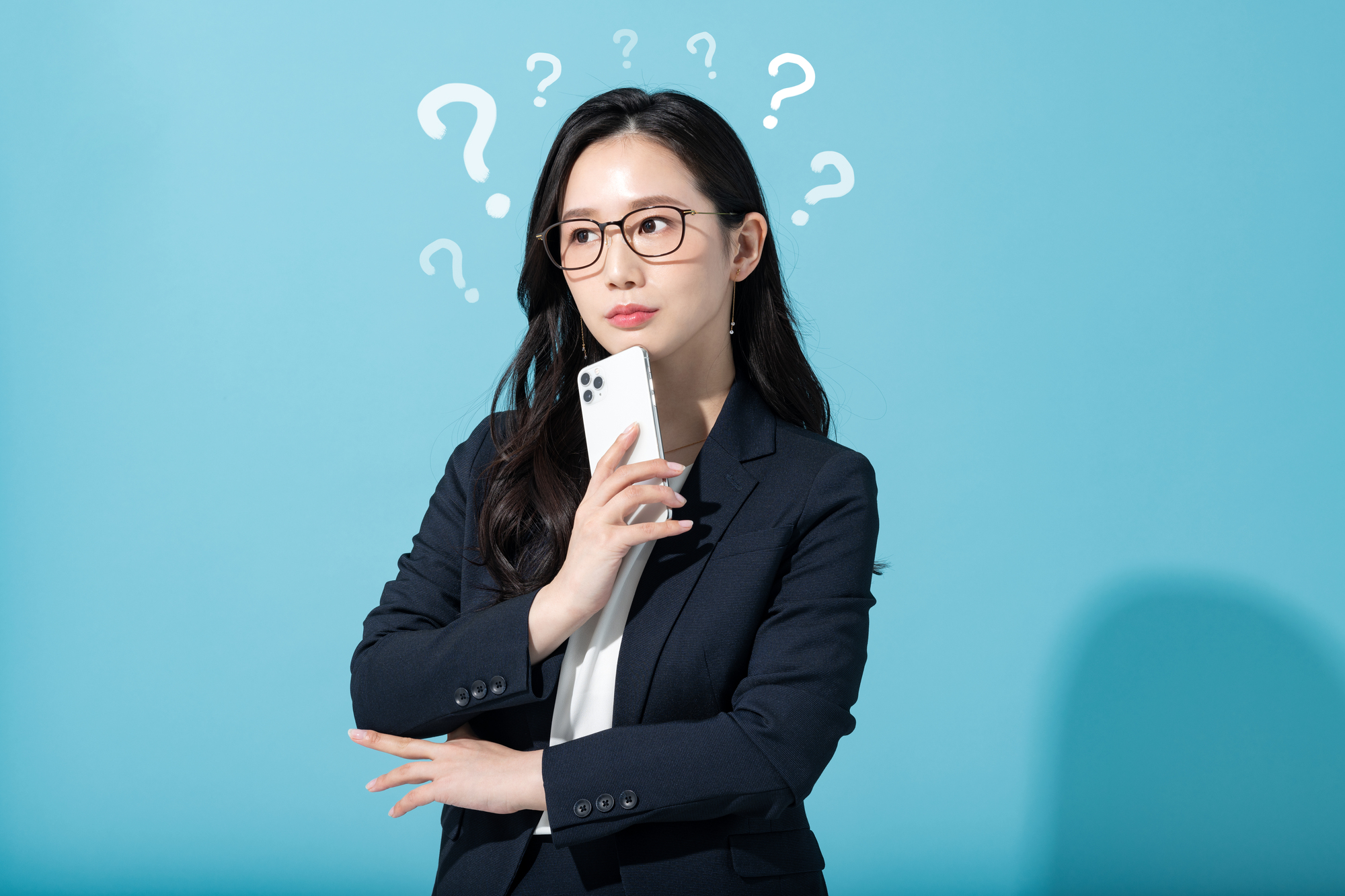 うつ病で退職することについての疑問を抱く女性
