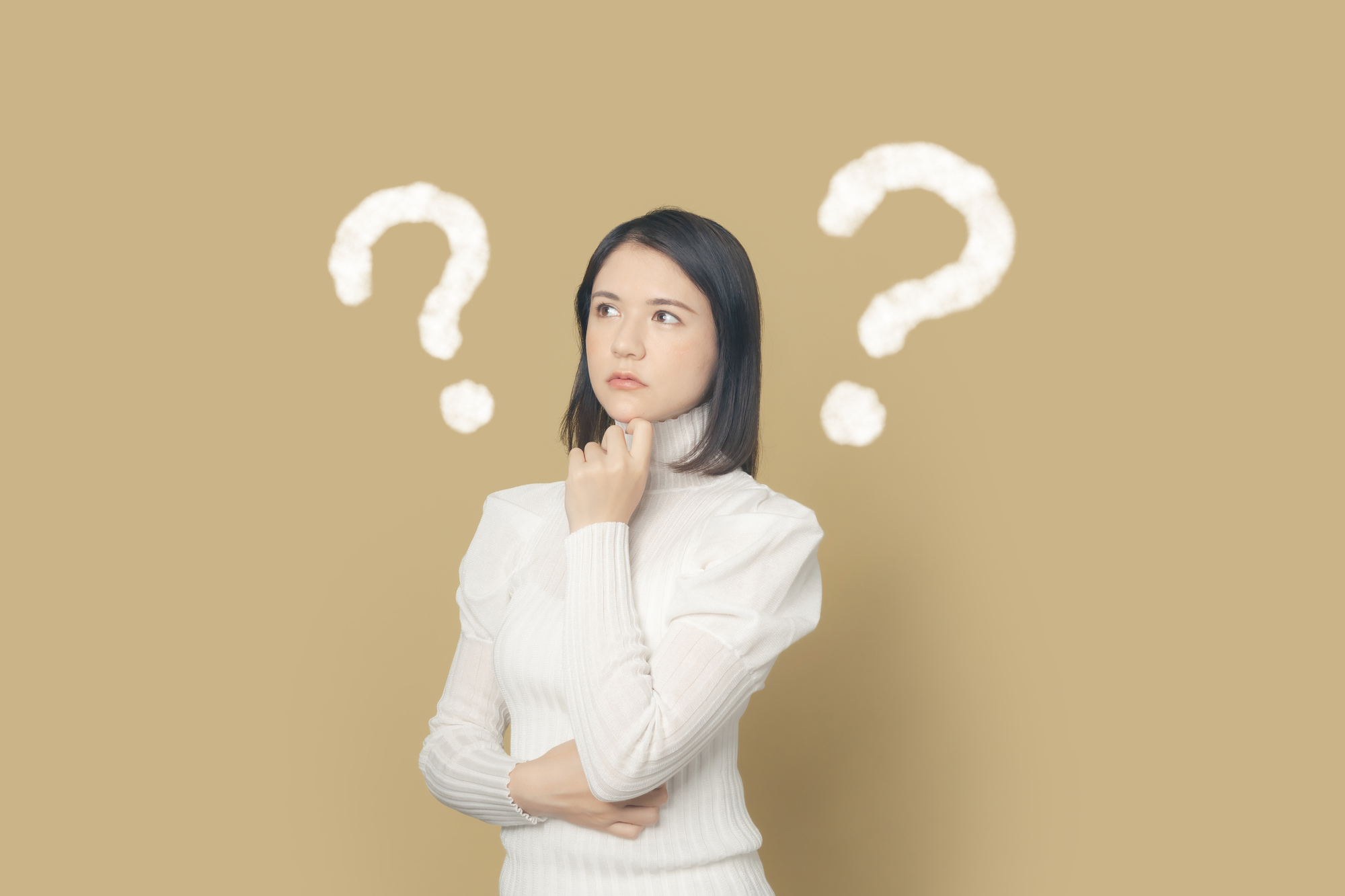 社会保険給付金と失業保険の違いを考える女性