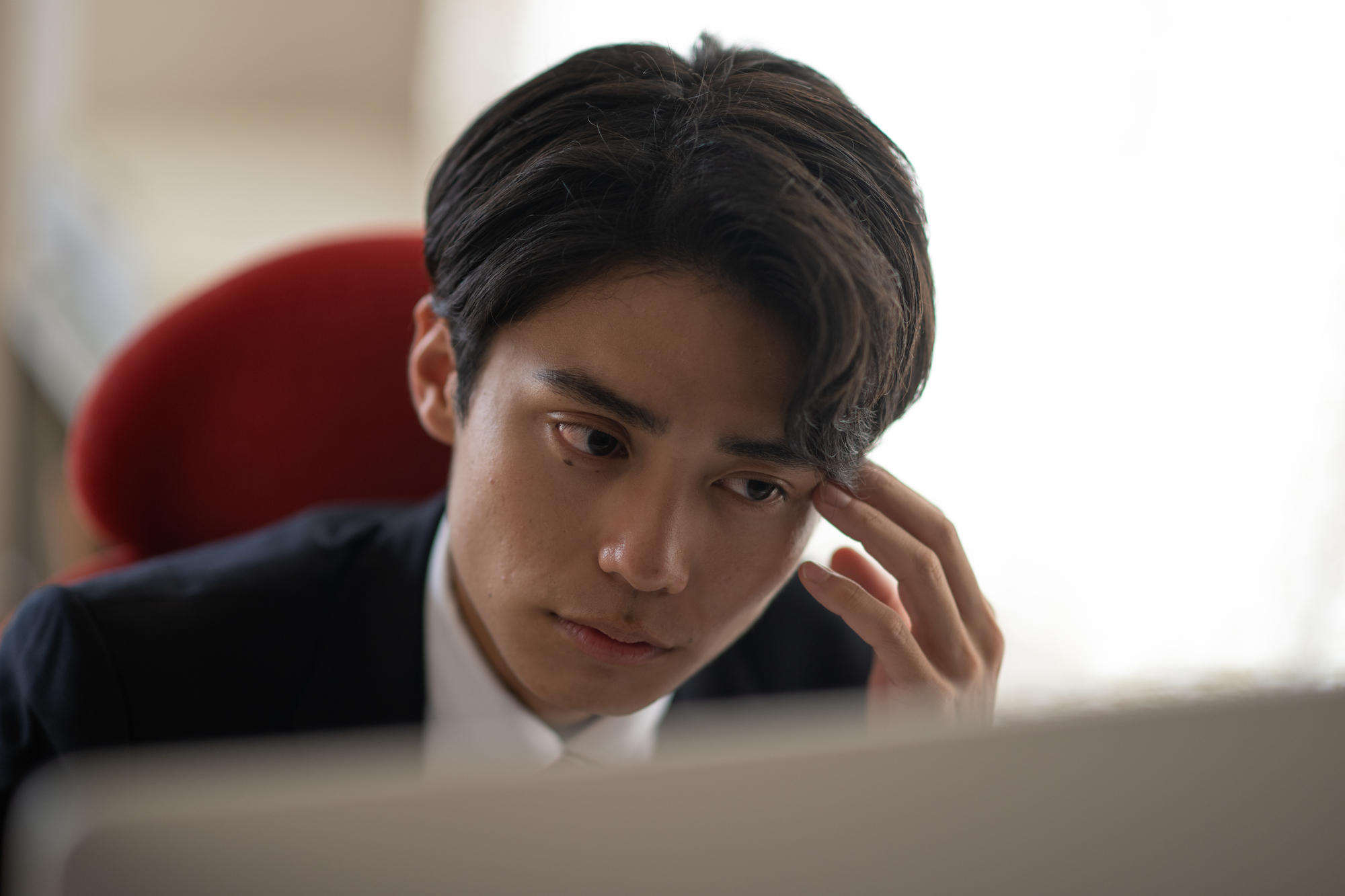 うつ病で退職したら失業保険はもらえる？悩む男性