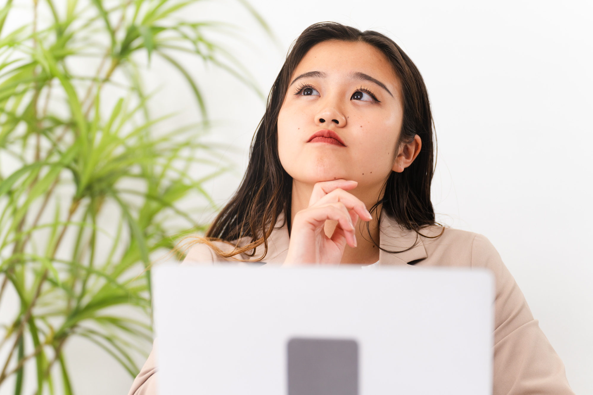 再就職手当について調べる女性