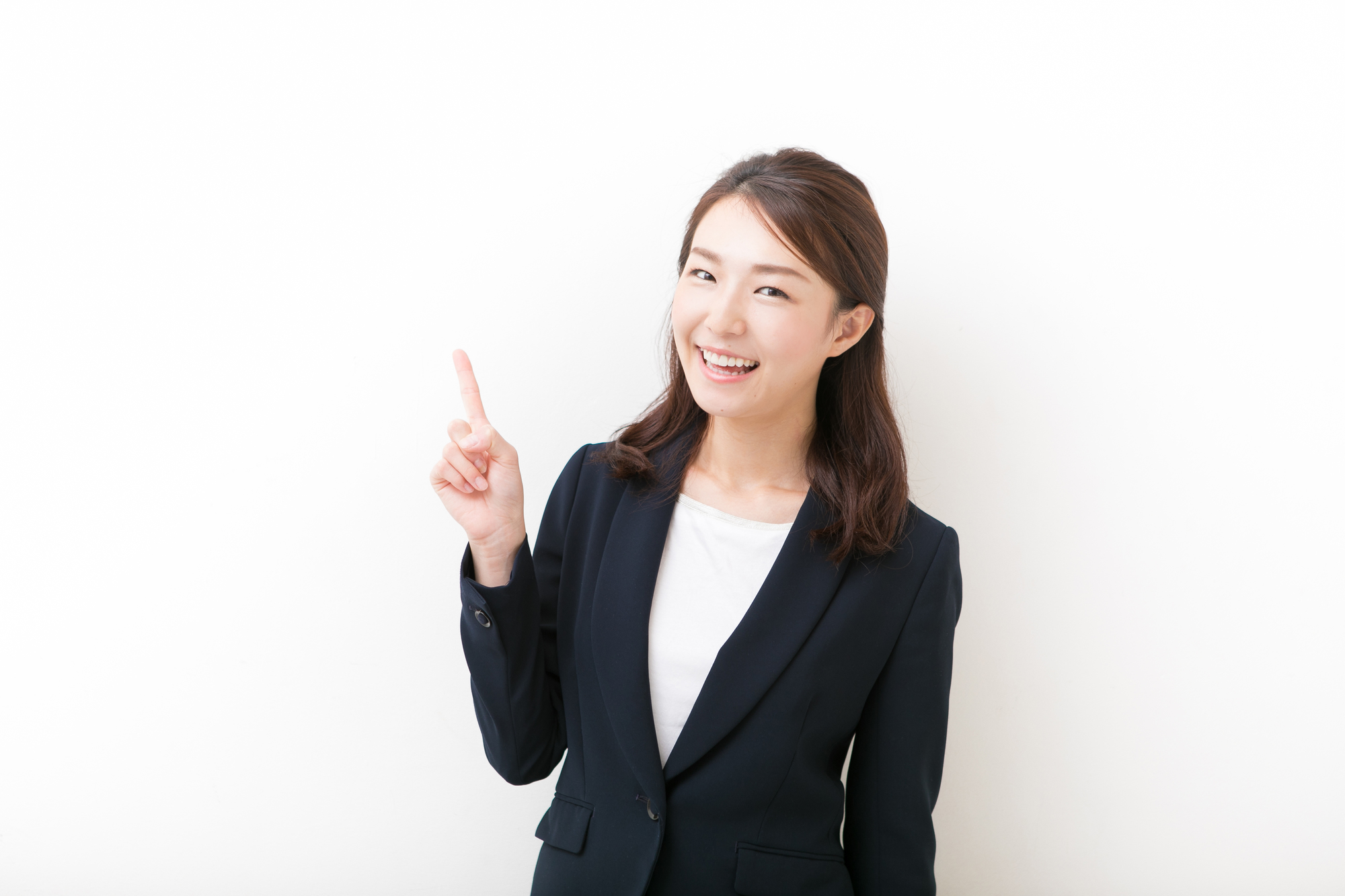 職業訓練を受ける条件について解説してくれる女性