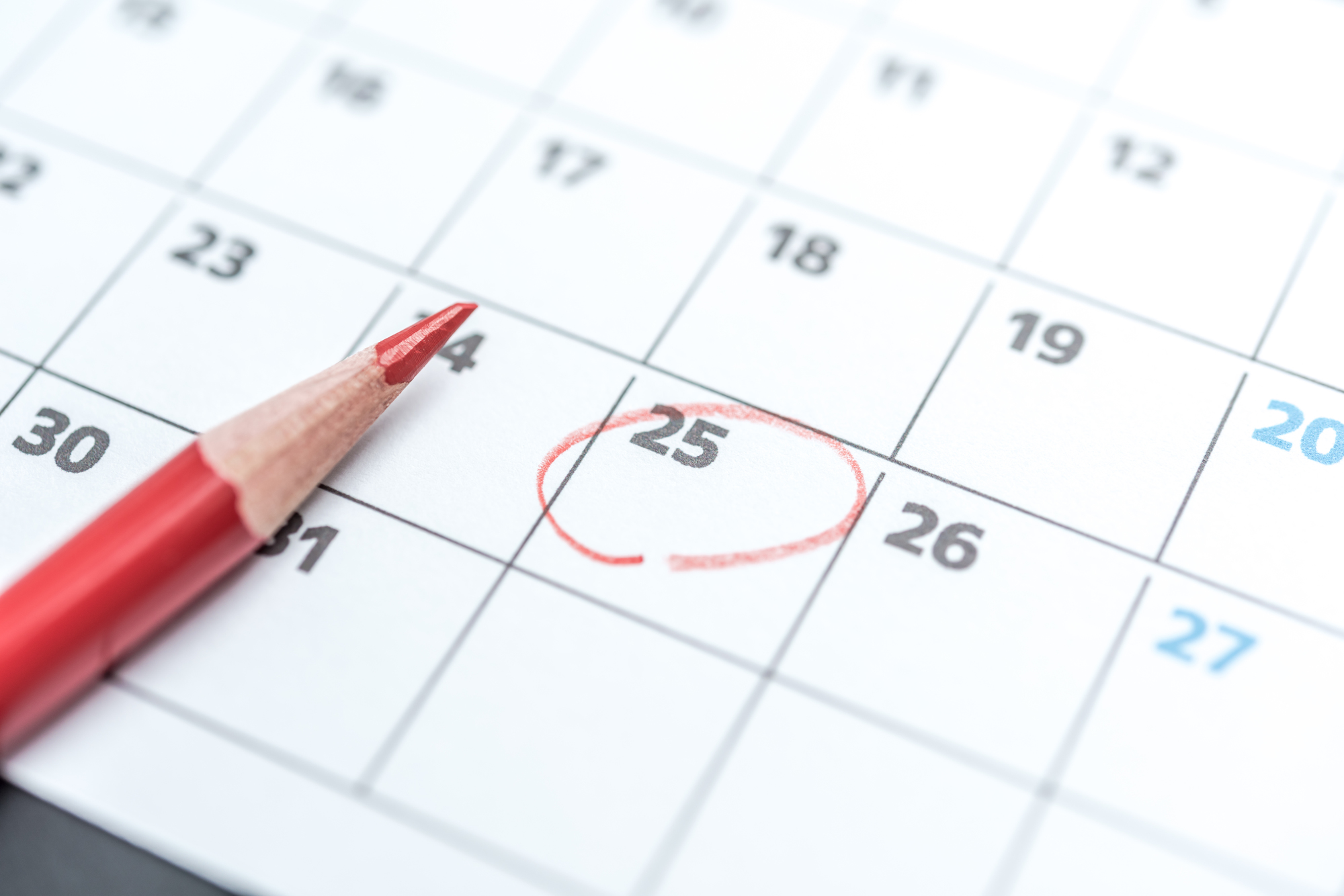 カレンダーの申請期限日に印をつける様子