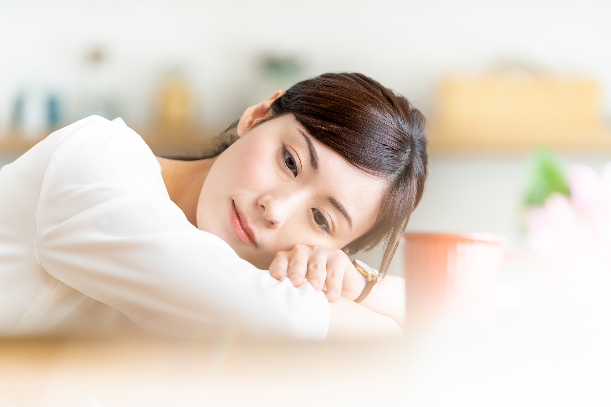 病気療養のための退職部ついて考える女性