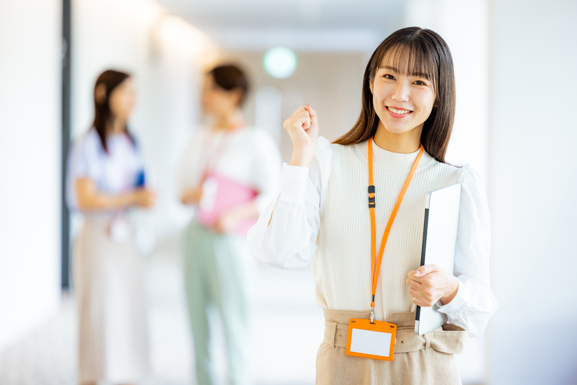 契約満了で失業保険をもらう条件を伝える女性