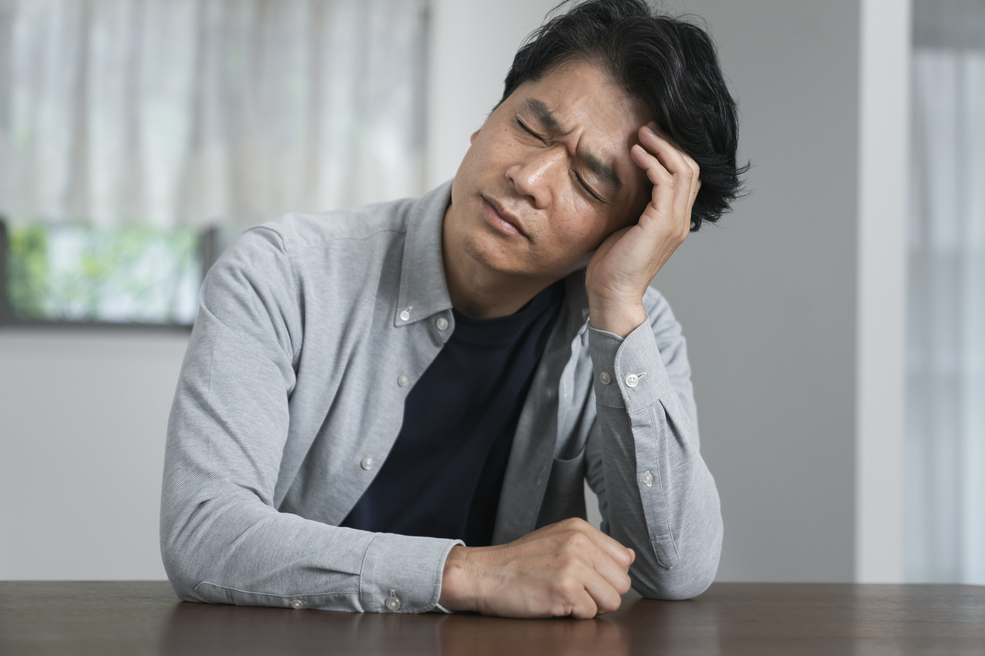 体調不良での退職理由を考える男性