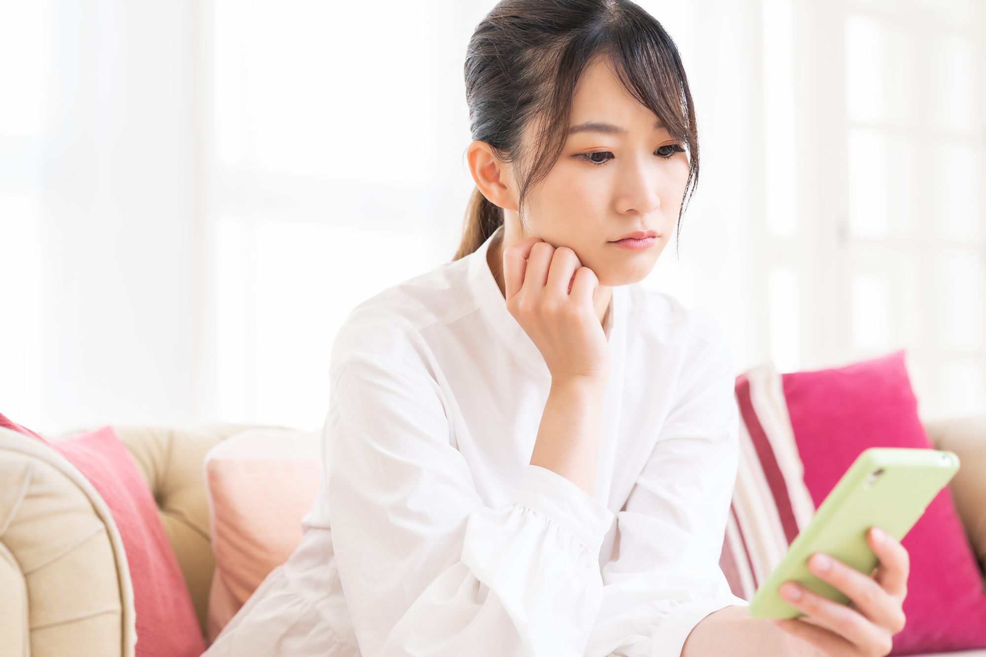 失業保険の受給中にアルバイトをしようか考えている女性