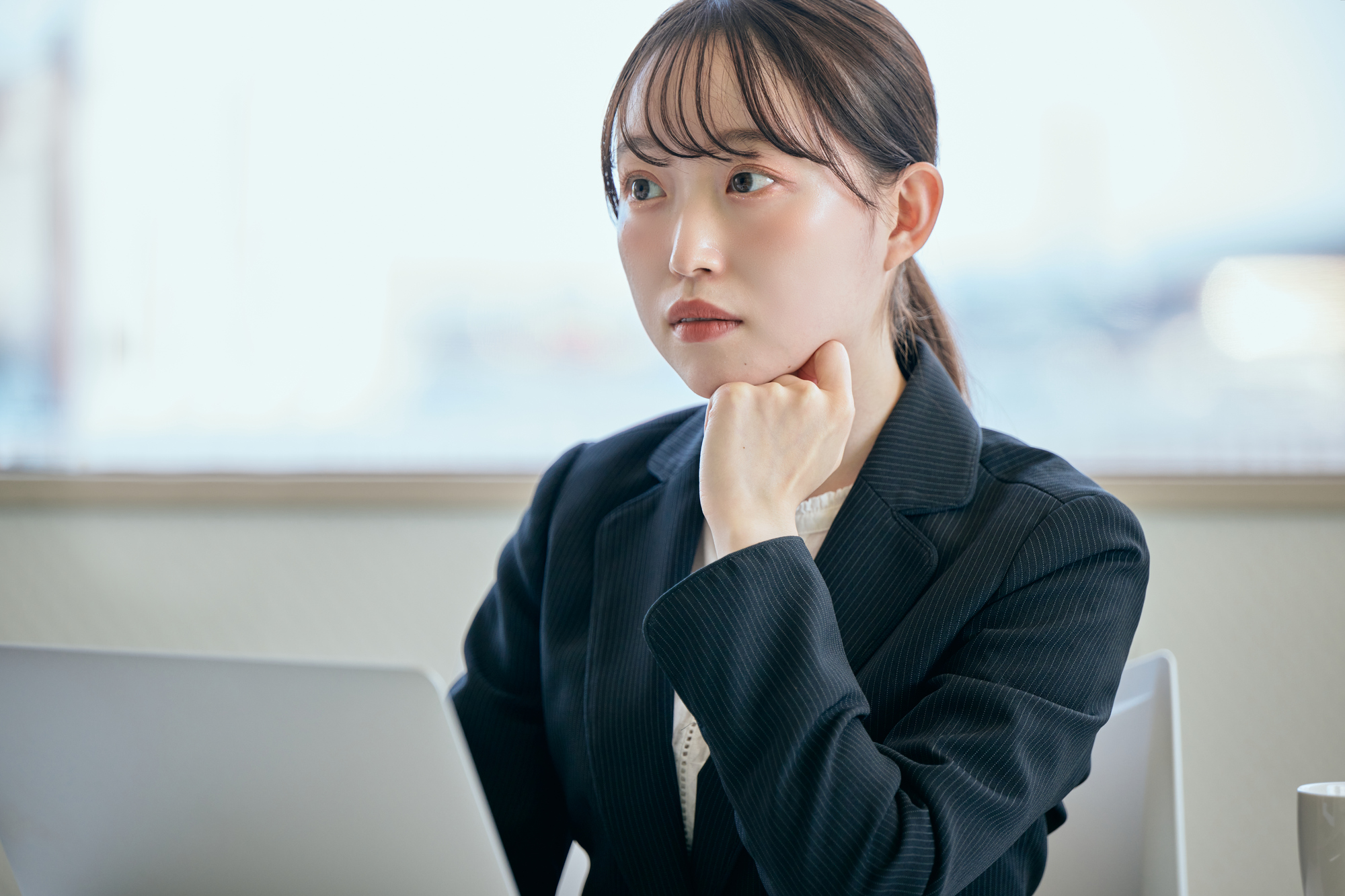 契約満了での退職でも失業保険がもらえるか気になる女性