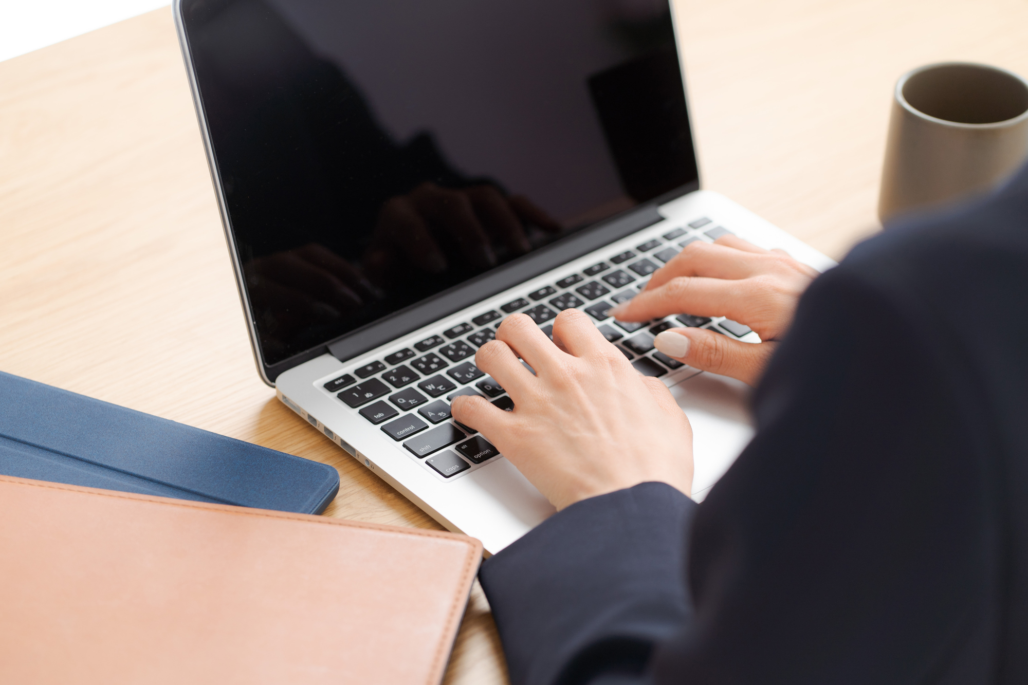 失業保険をもらう流れを調べている様子