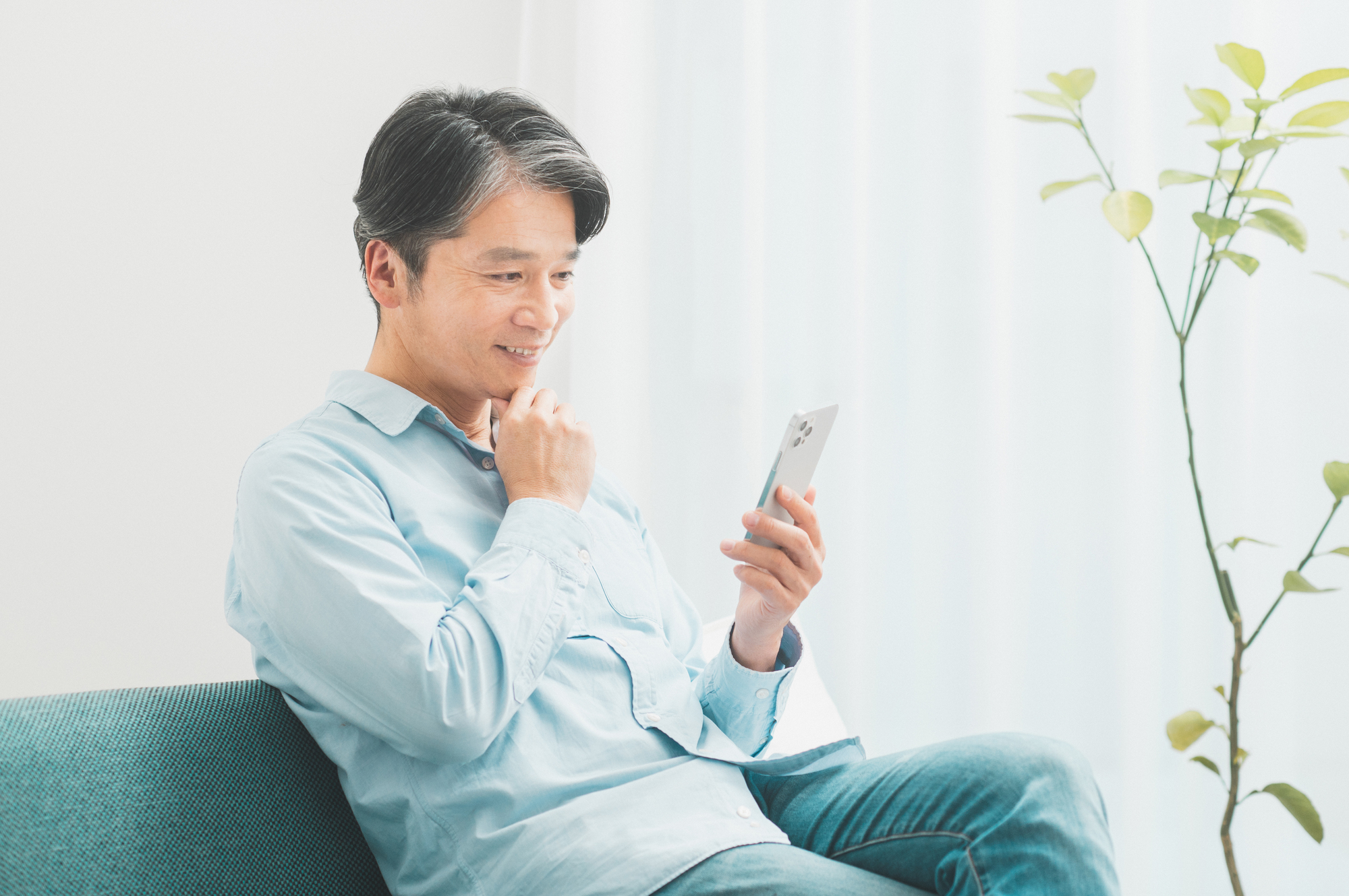 失業保険について調べる男性