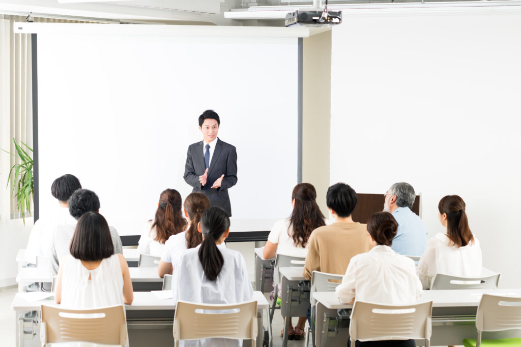 職業訓練校の活用法について講義を行う男性