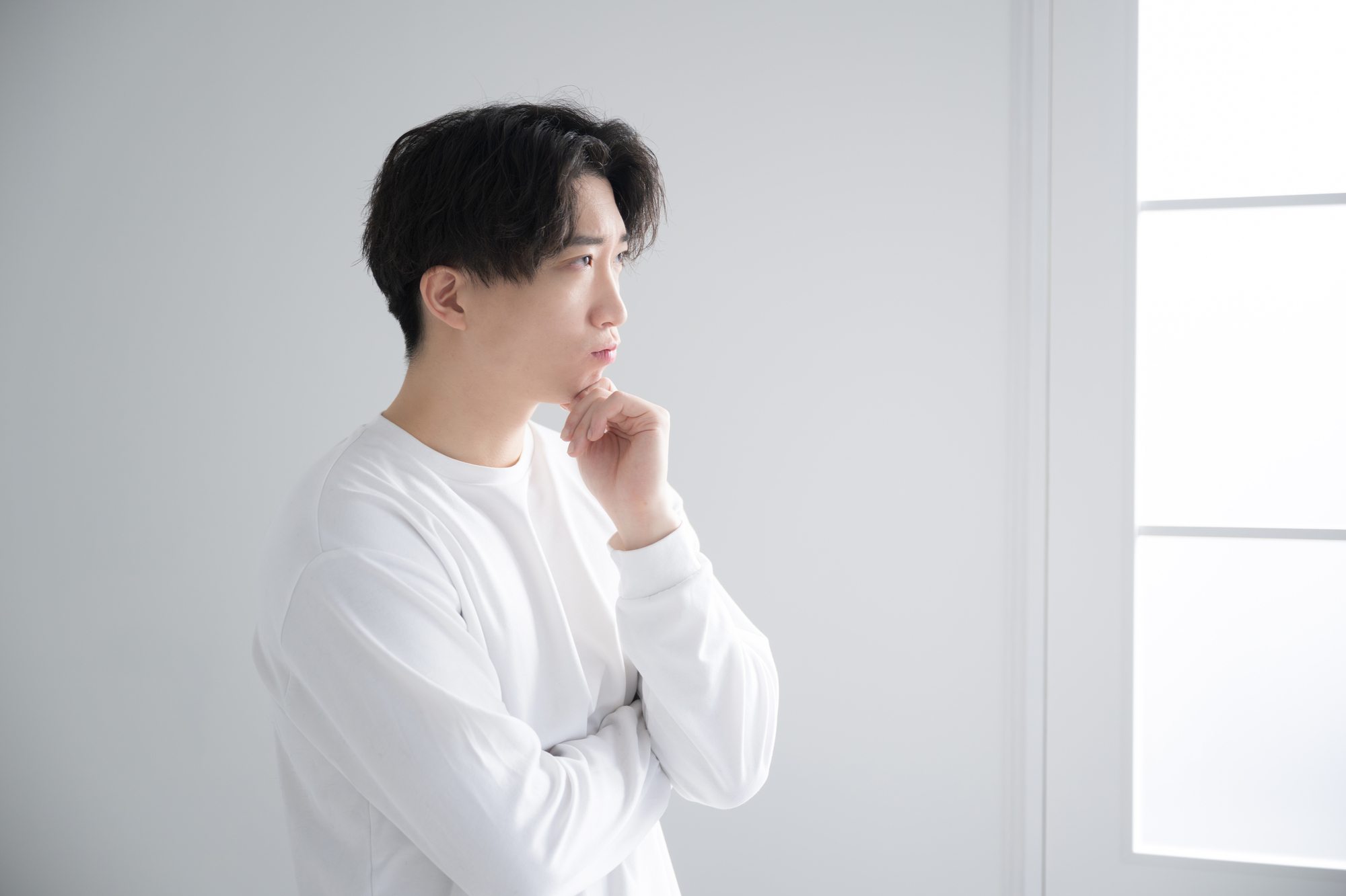 失業保険と傷病手当の違いについて考える男性