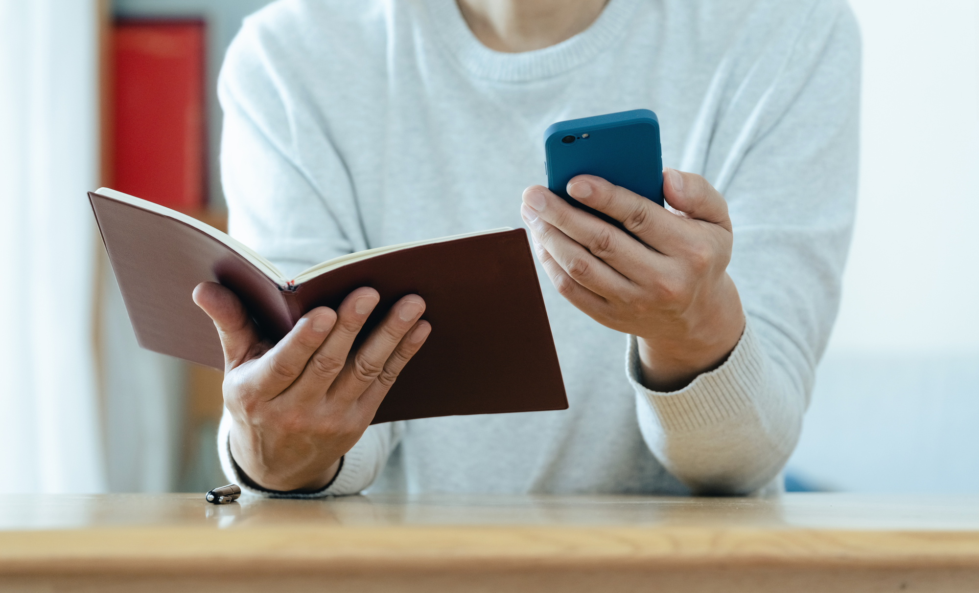 諭旨解雇後の保険申請や転職活動の進め方を調べる男性