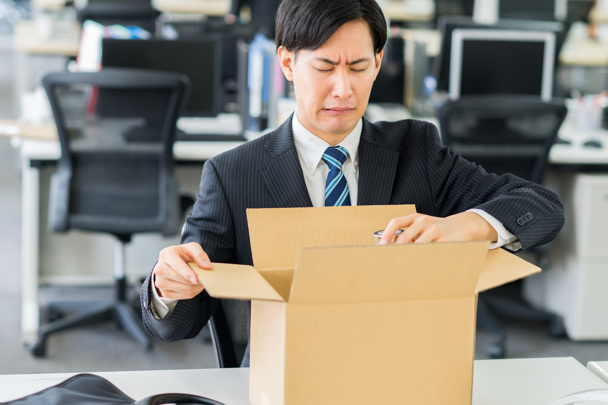 諭旨解雇を受け荷物をまとめる男性