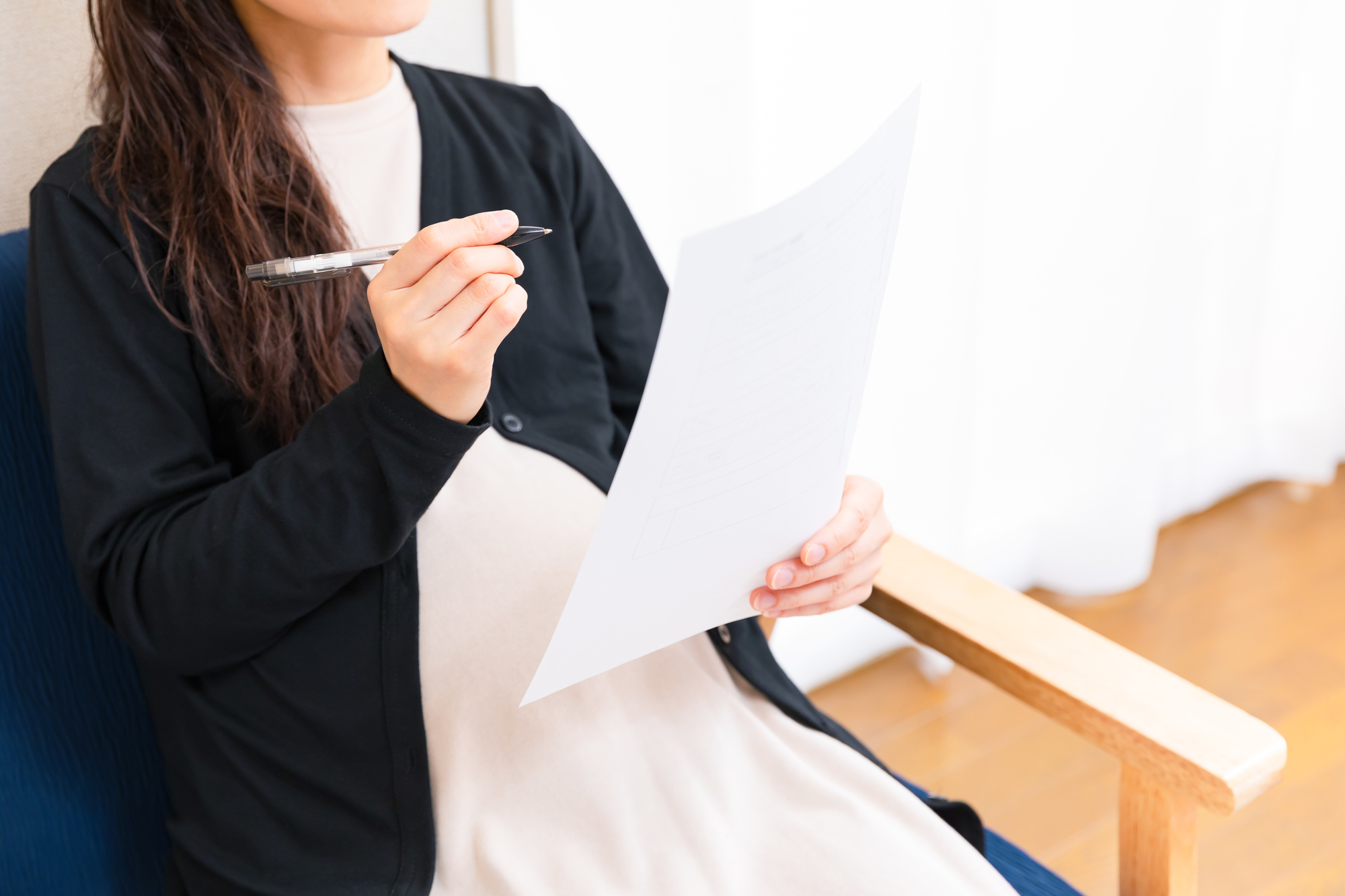 退職しない場合に受け取れる給付金を申請する女性