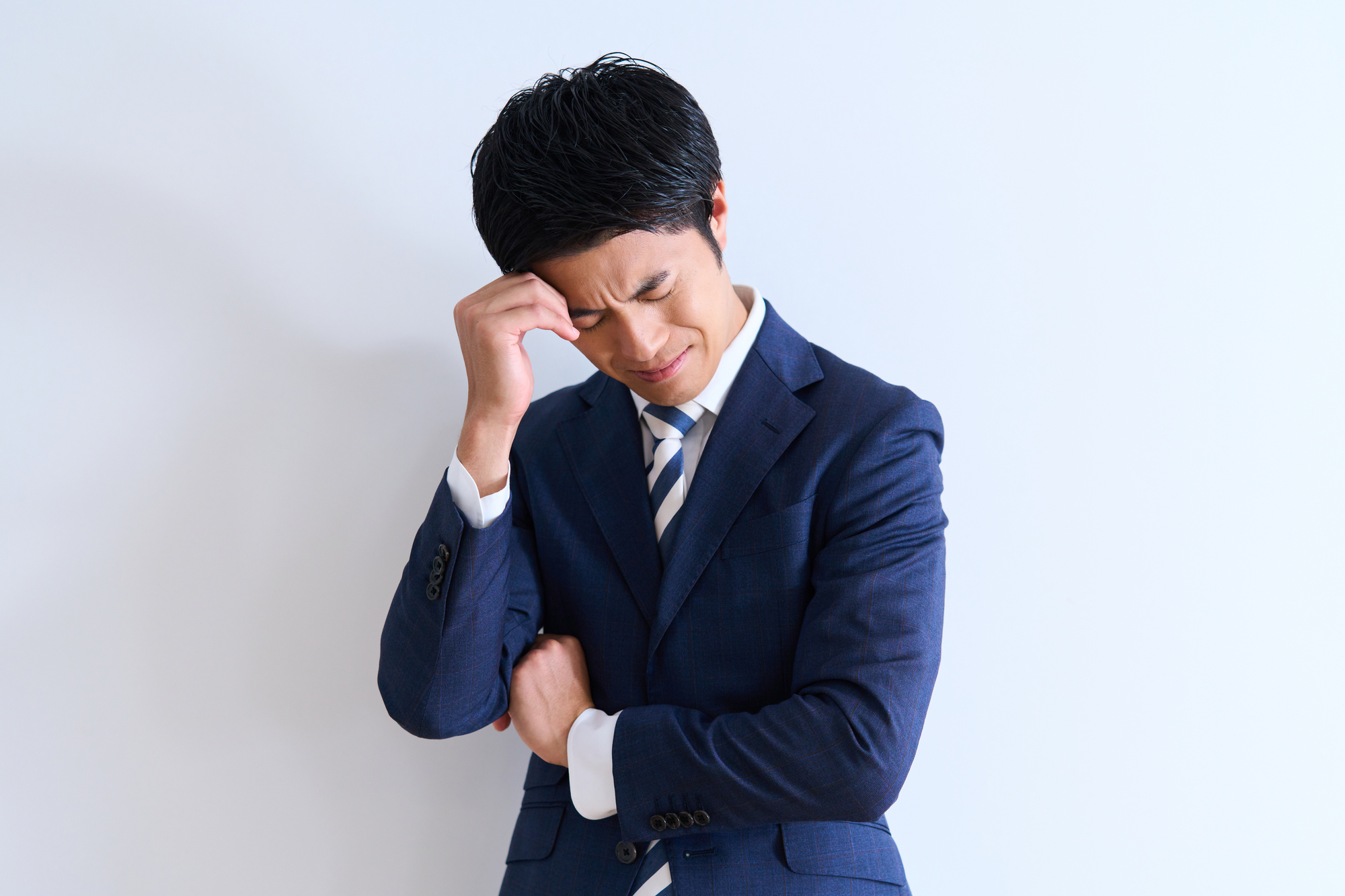 働きながら失業保険をもらう際の注意点に悩む男性