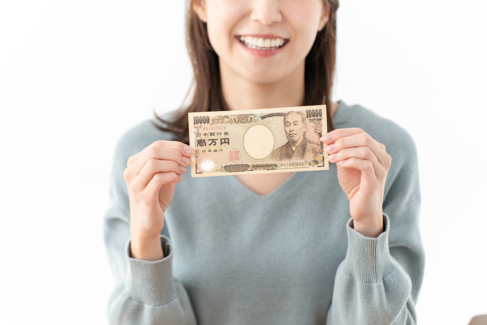 給付金のお金を手にし、喜ぶ女性